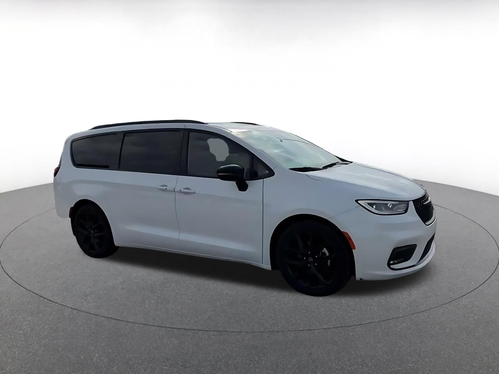 Thumbnail: 2025 Chrysler Pacifica - 2
