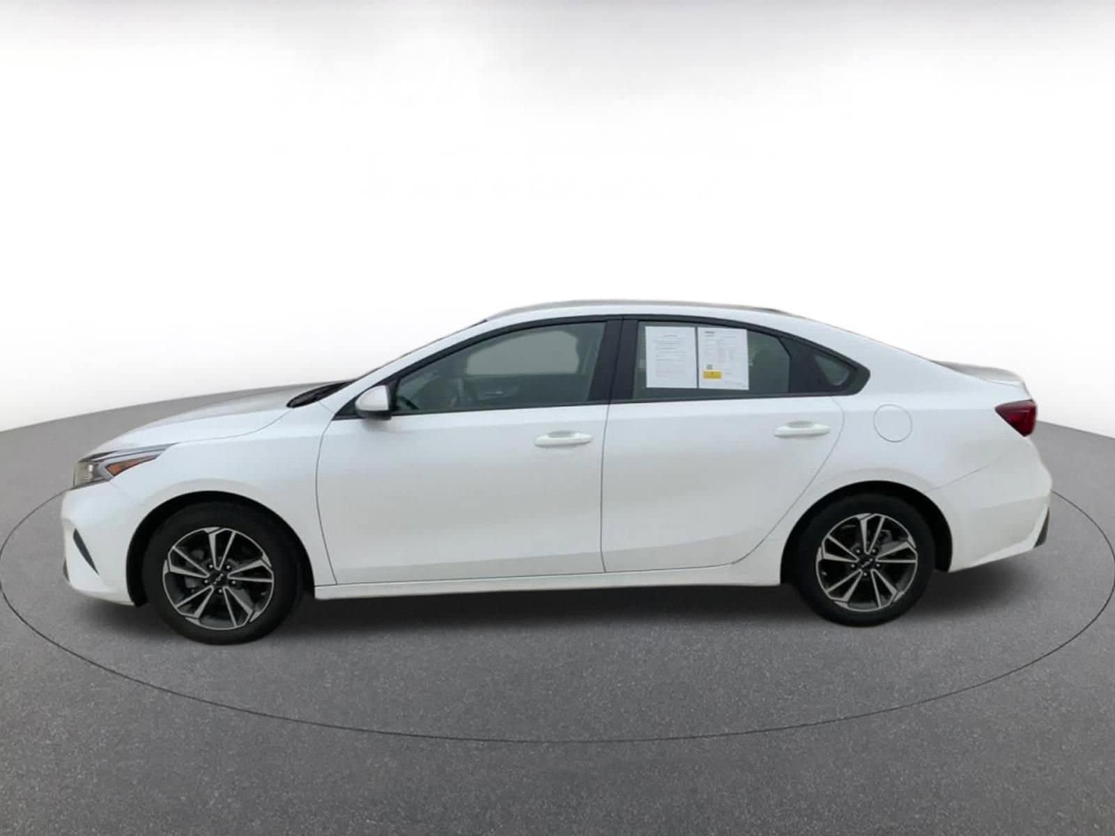 Thumbnail: 2024 Kia Forte - 9