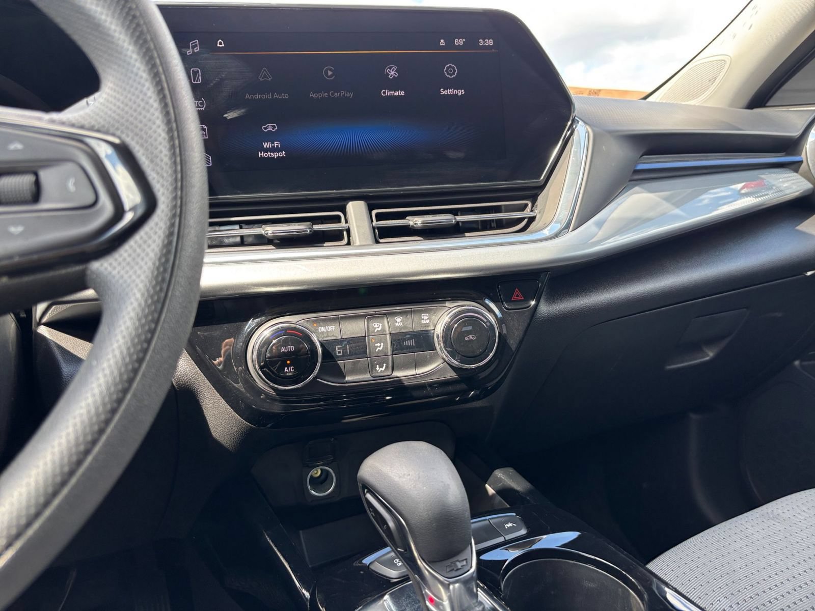 2025 Chevrolet Trax LT - Photo 17