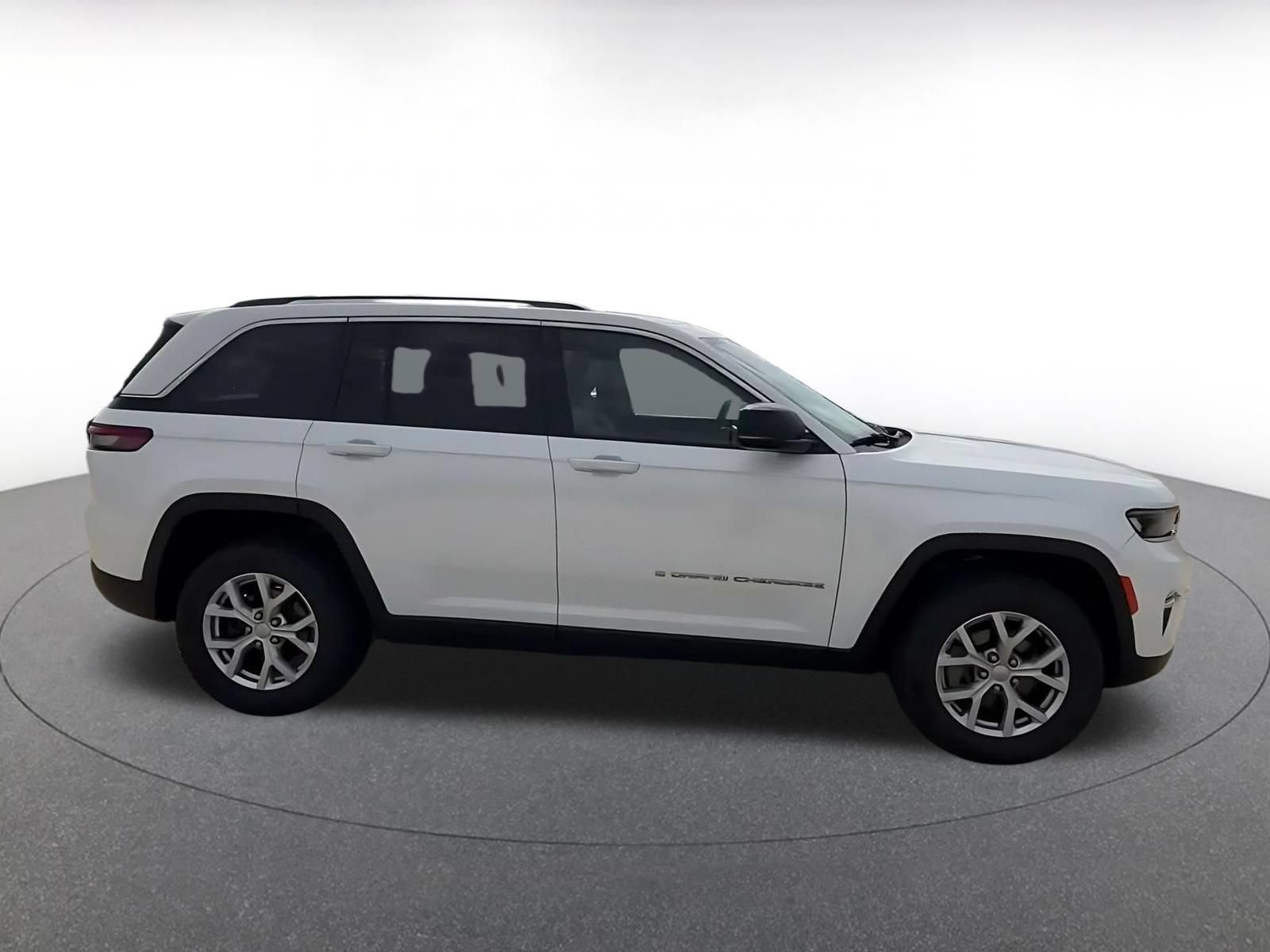 Thumbnail: 2022 Jeep Grand Cherokee - 15