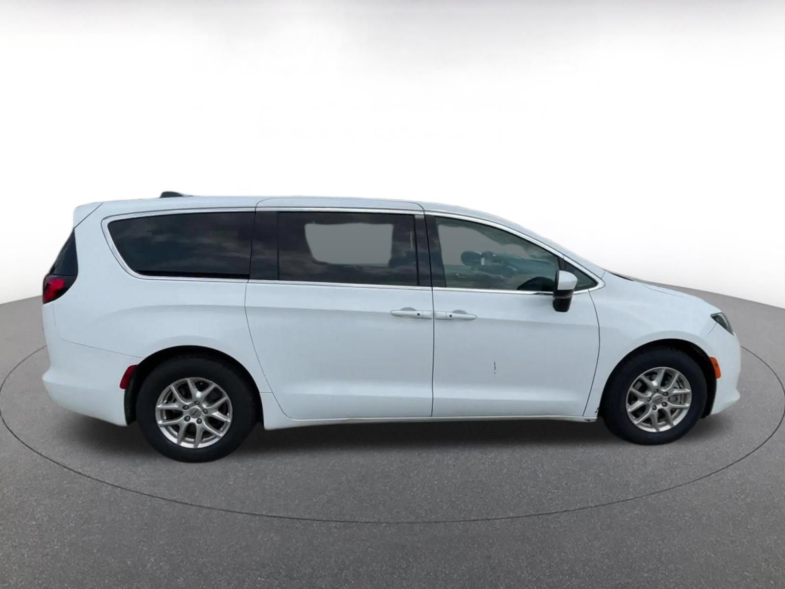 Thumbnail: 2022 Chrysler Voyager - 16