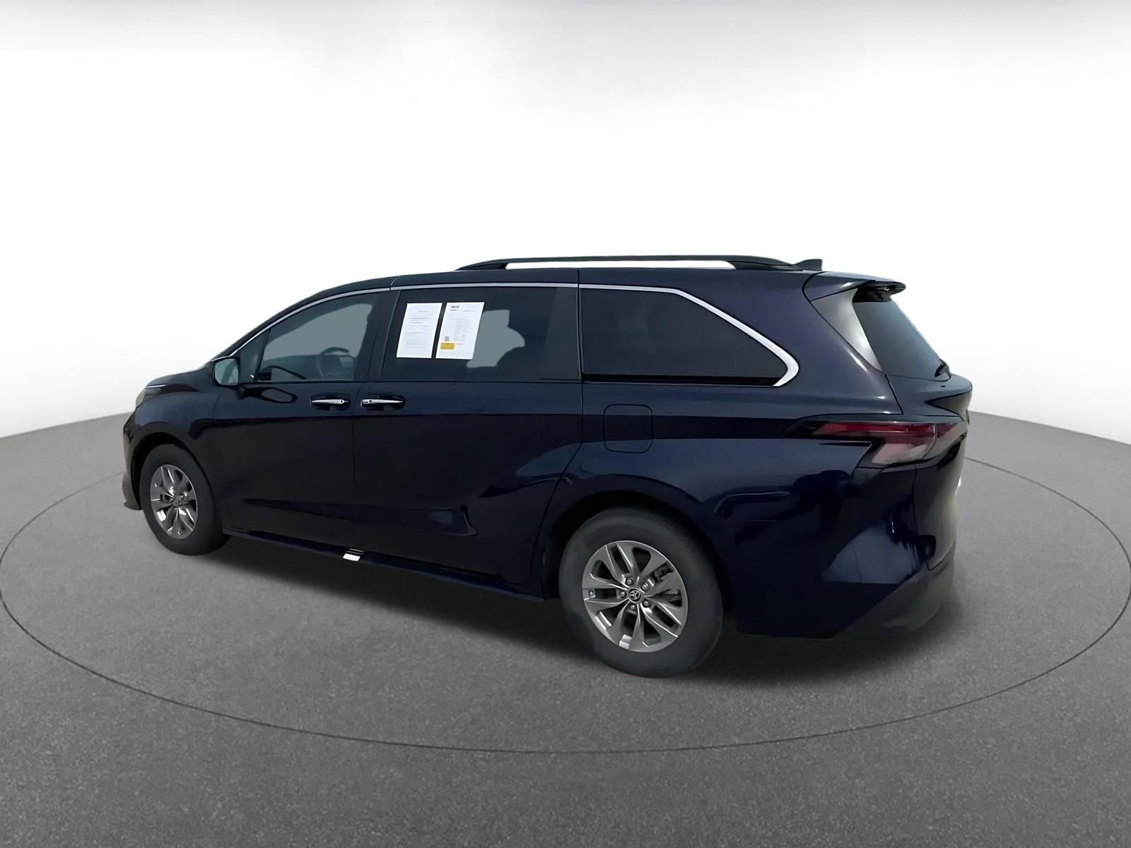 Thumbnail: 2024 Toyota Sienna - 10