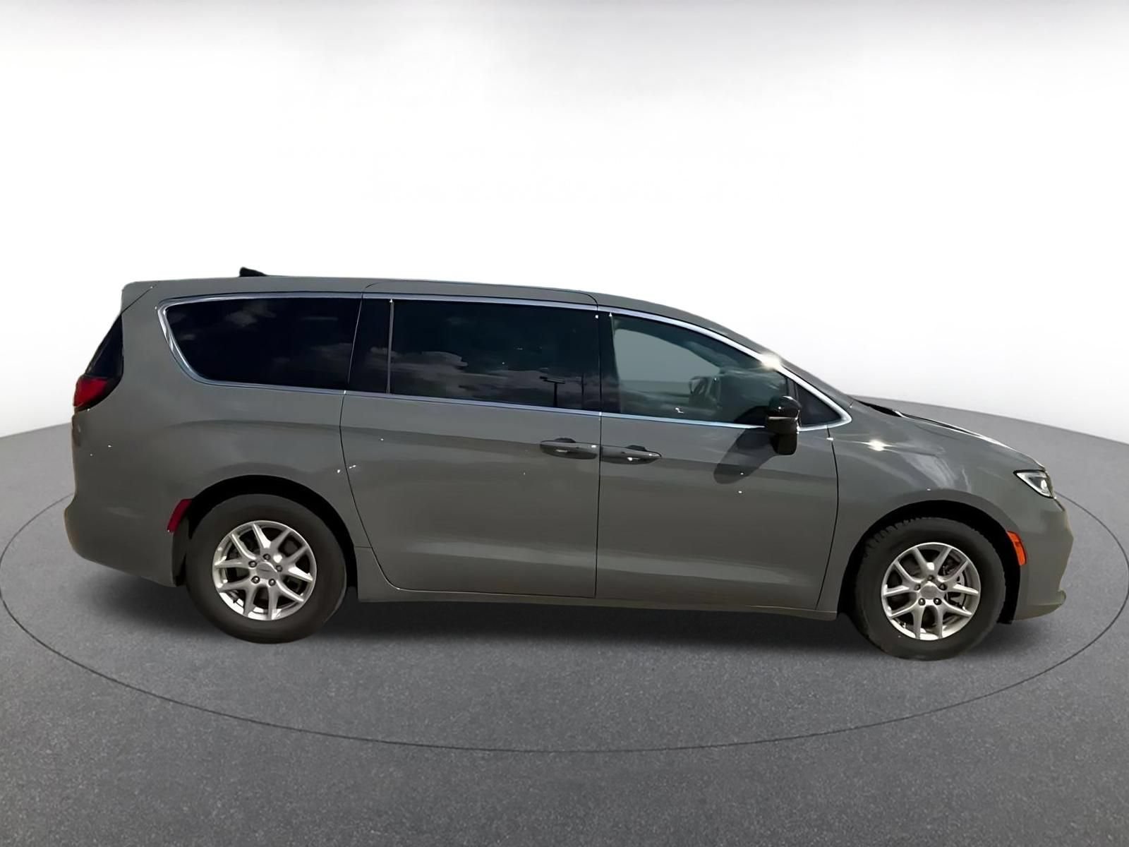 Thumbnail: 2025 Chrysler Pacifica - 13