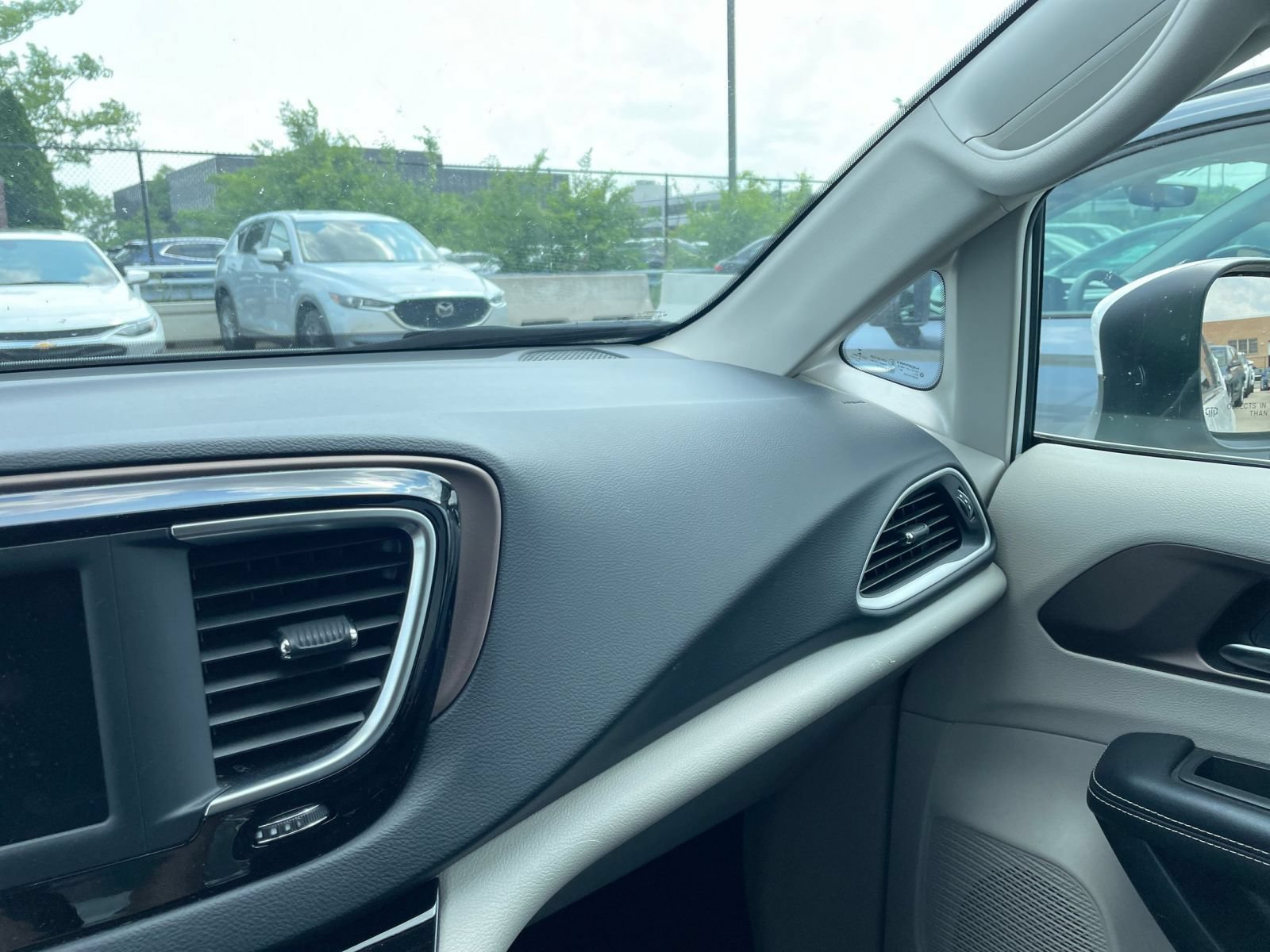 Thumbnail: 2022 Chrysler Voyager - 35