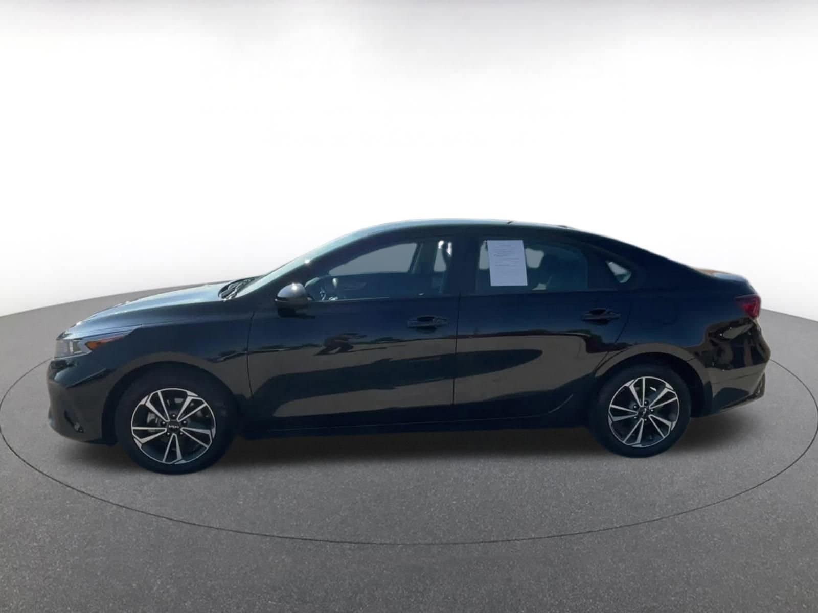 Thumbnail: 2024 Kia Forte - 9