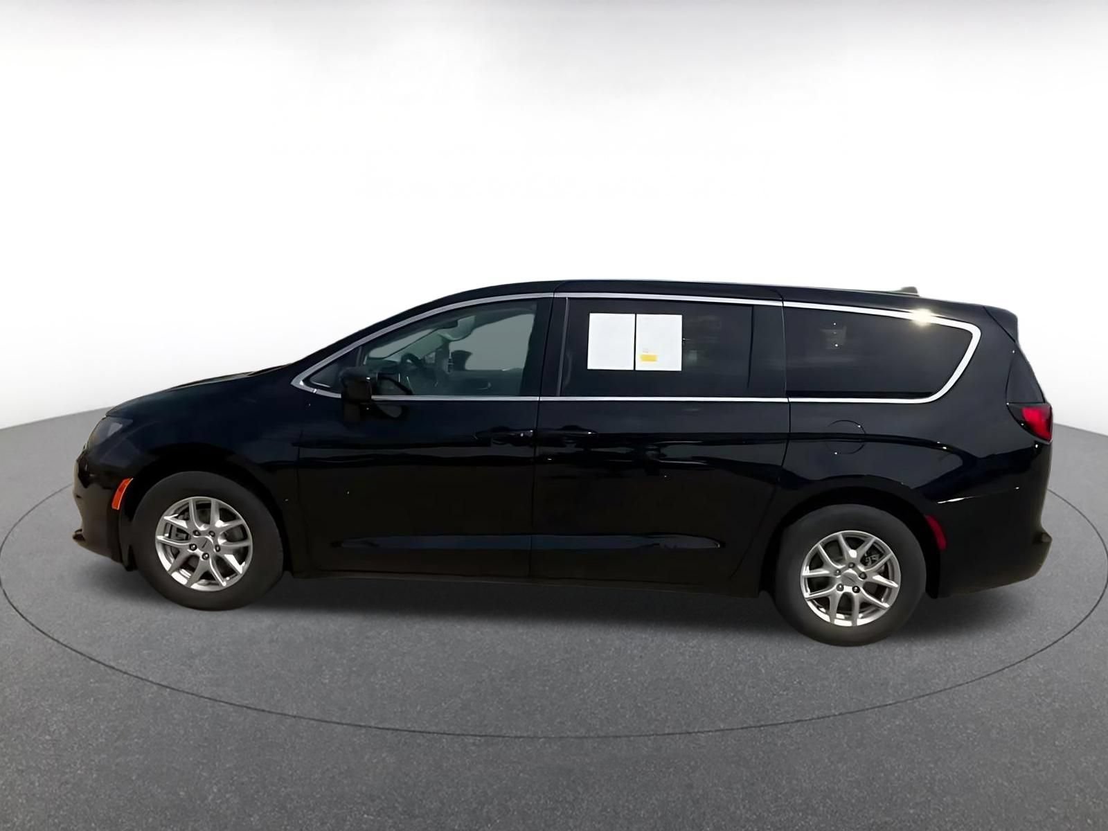 Thumbnail: 2024 Chrysler Voyager - 8