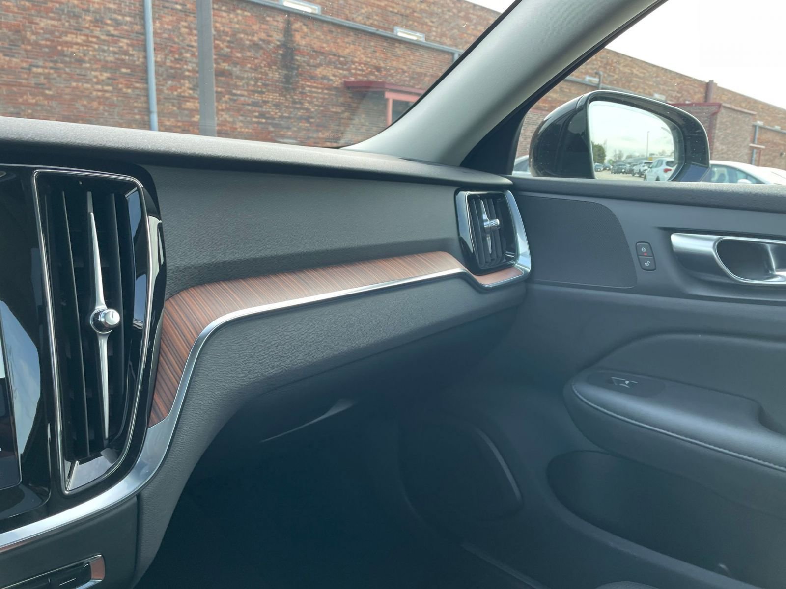 Thumbnail: 2025 Volvo S60 - 35