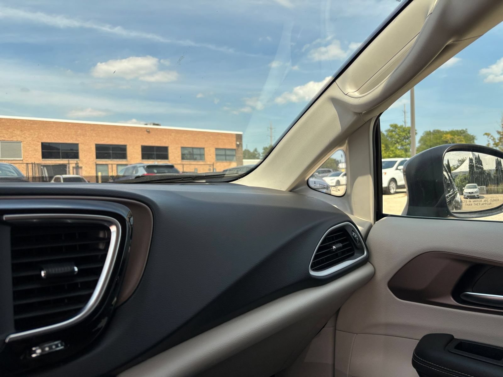 Thumbnail: 2024 Chrysler Voyager - 34