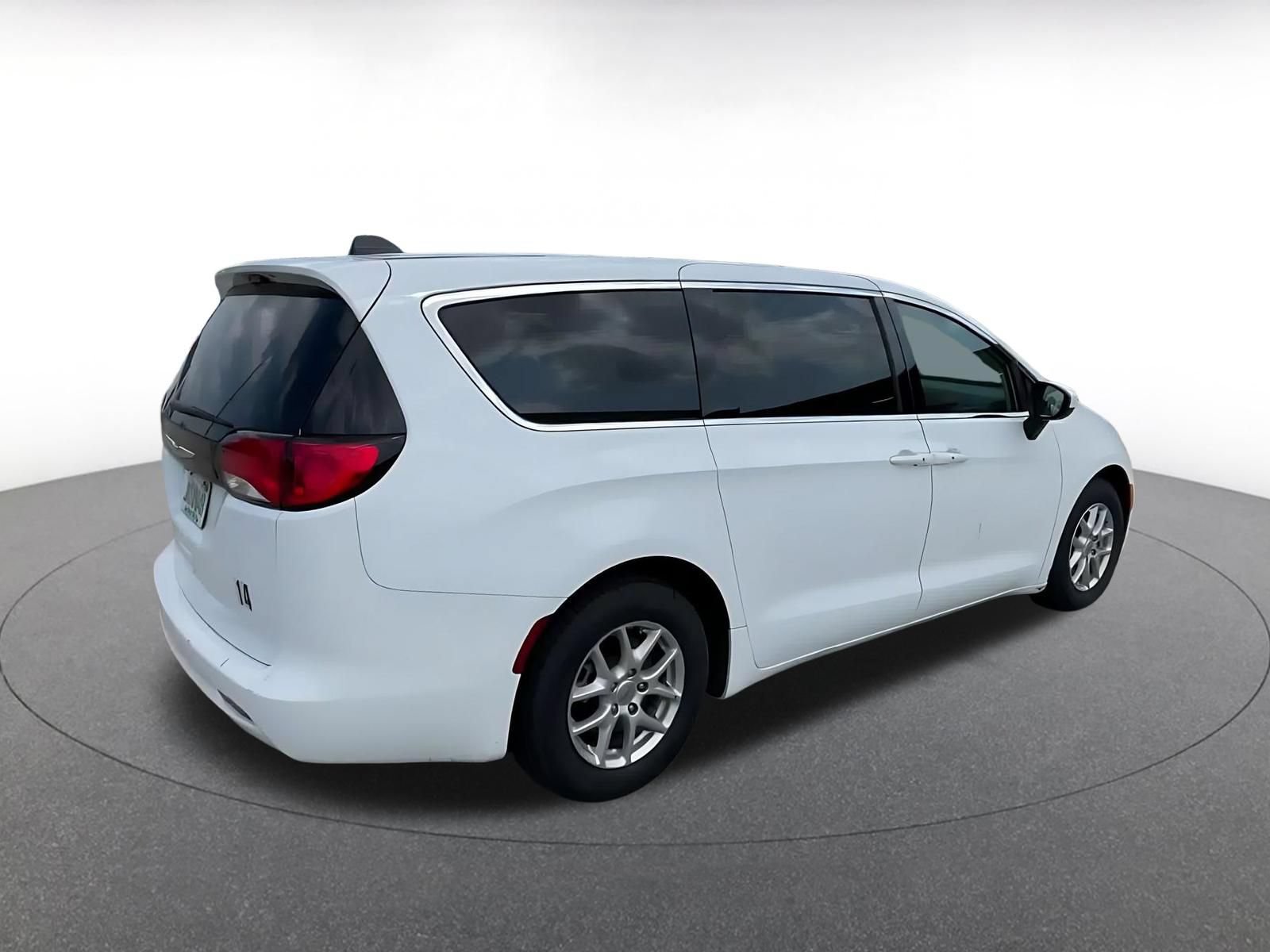 Thumbnail: 2022 Chrysler Voyager - 15