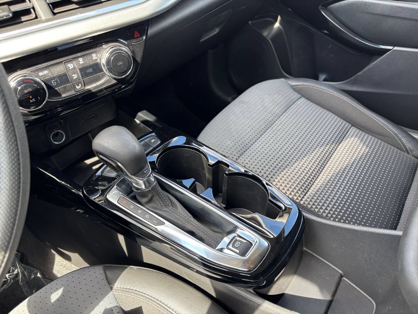 2025 Chevrolet Trax LT - Photo 40