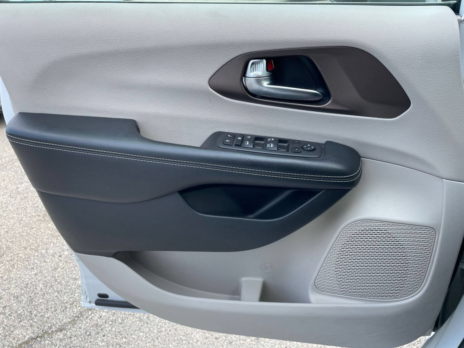 Thumbnail: 2022 Chrysler Voyager - 18