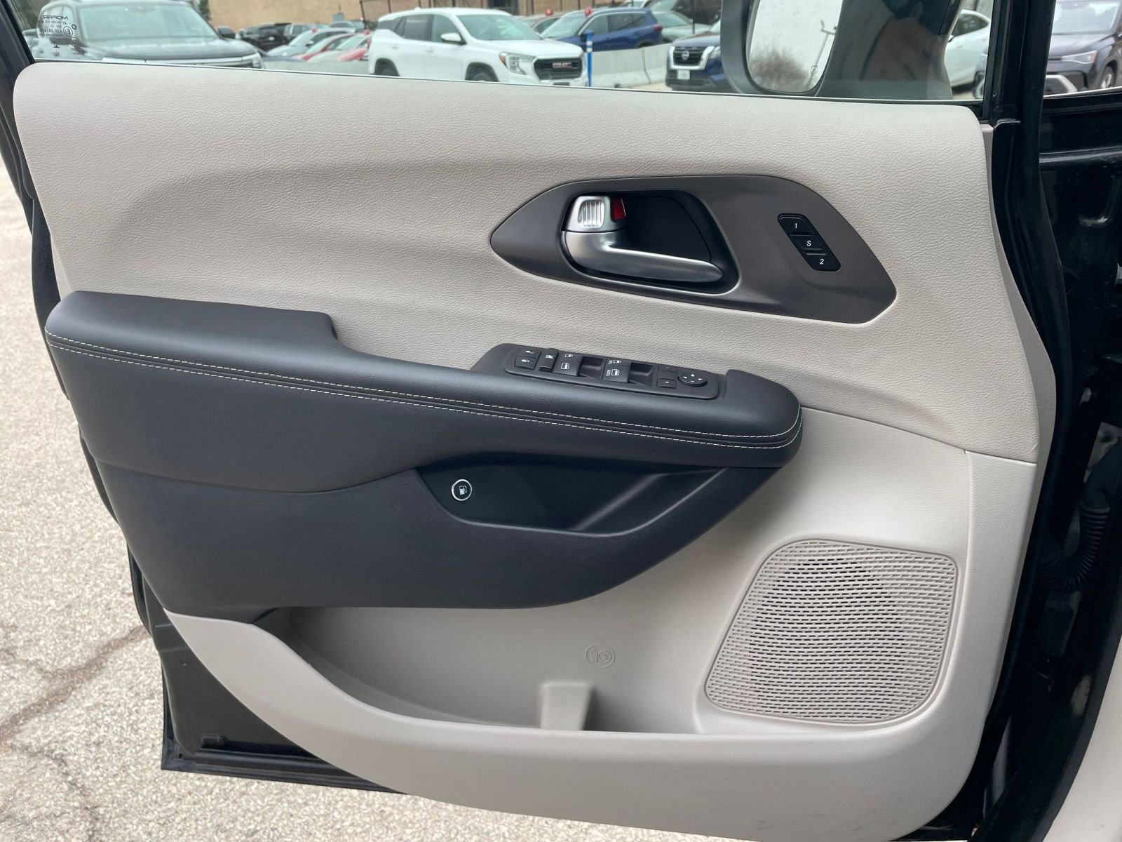 Thumbnail: 2023 Chrysler Pacifica - 18