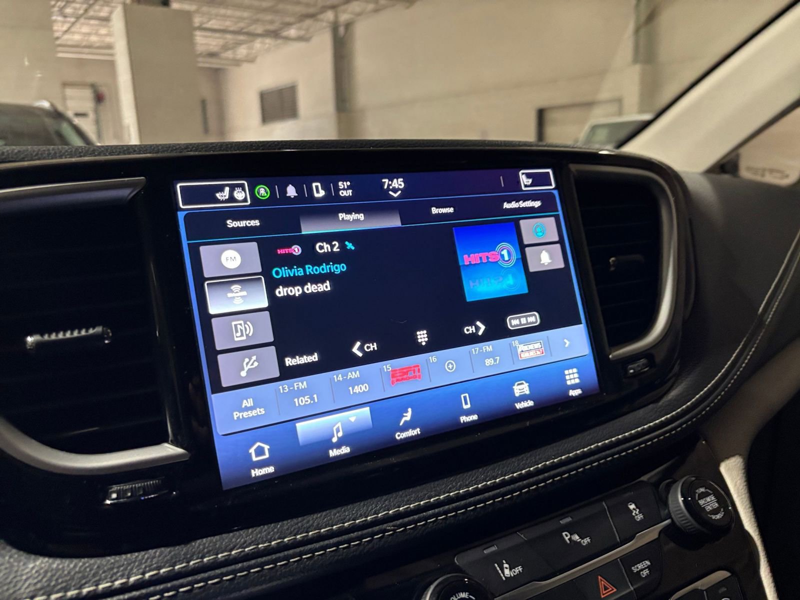 Thumbnail: 2023 Chrysler Pacifica - 20