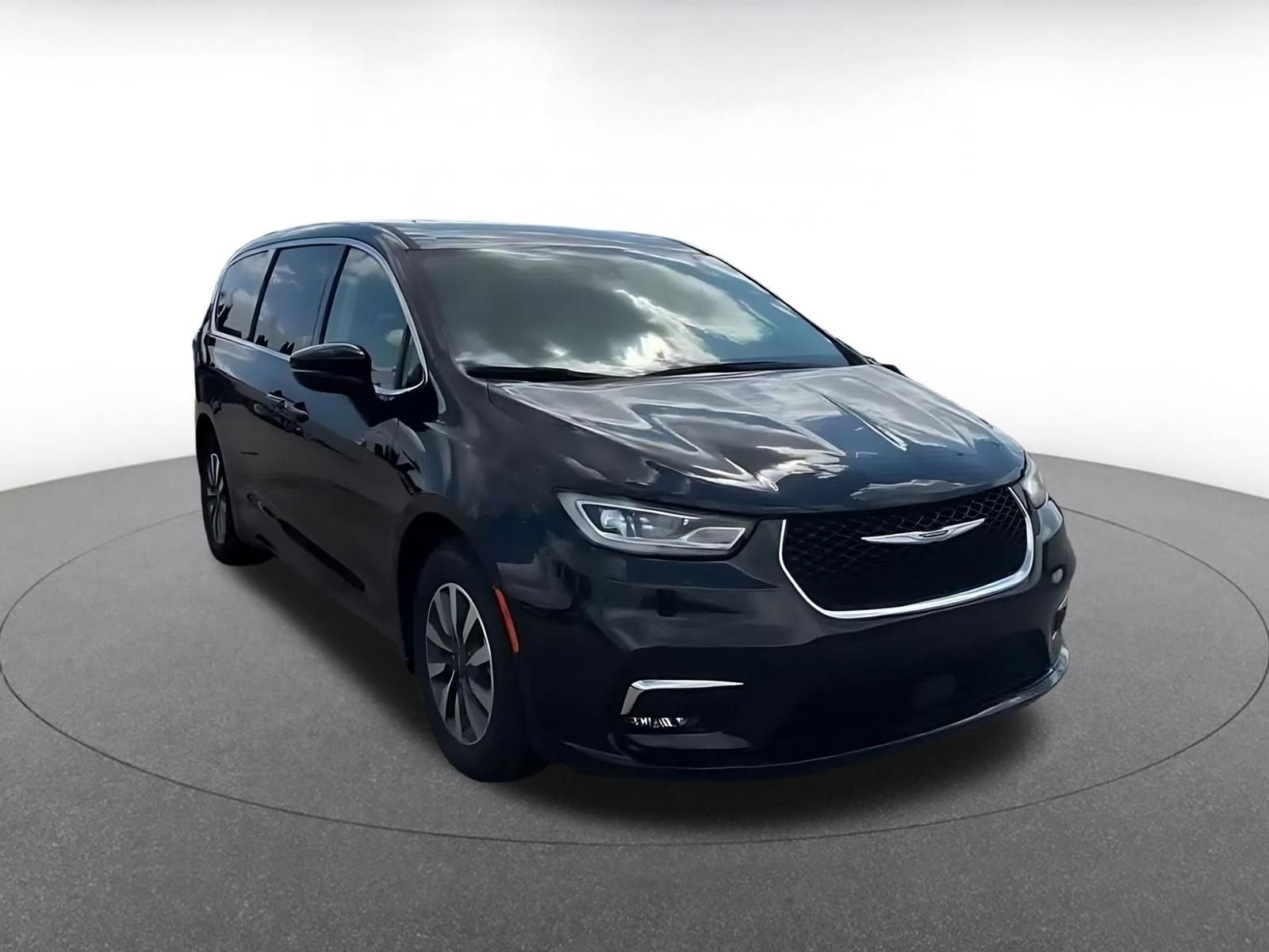 Thumbnail: 2023 Chrysler Pacifica - 3