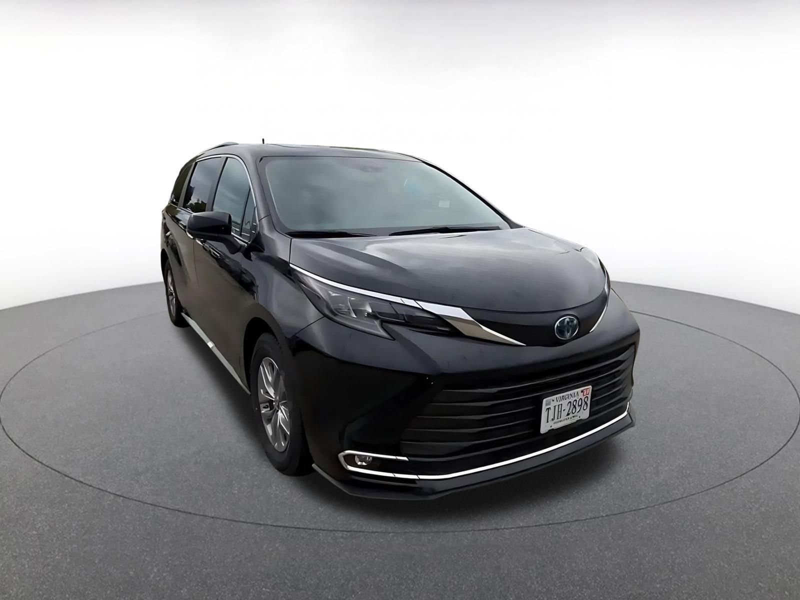 Thumbnail: 2024 Toyota Sienna - 3