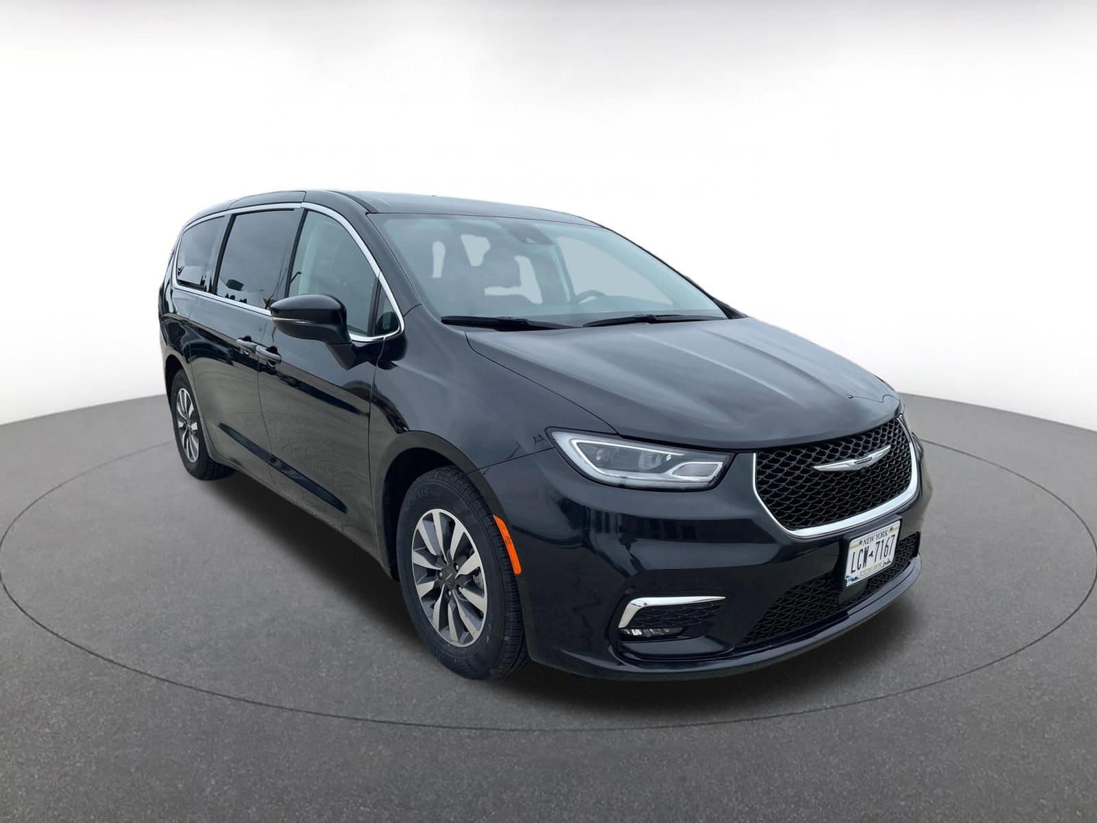 Thumbnail: 2023 Chrysler Pacifica - 1