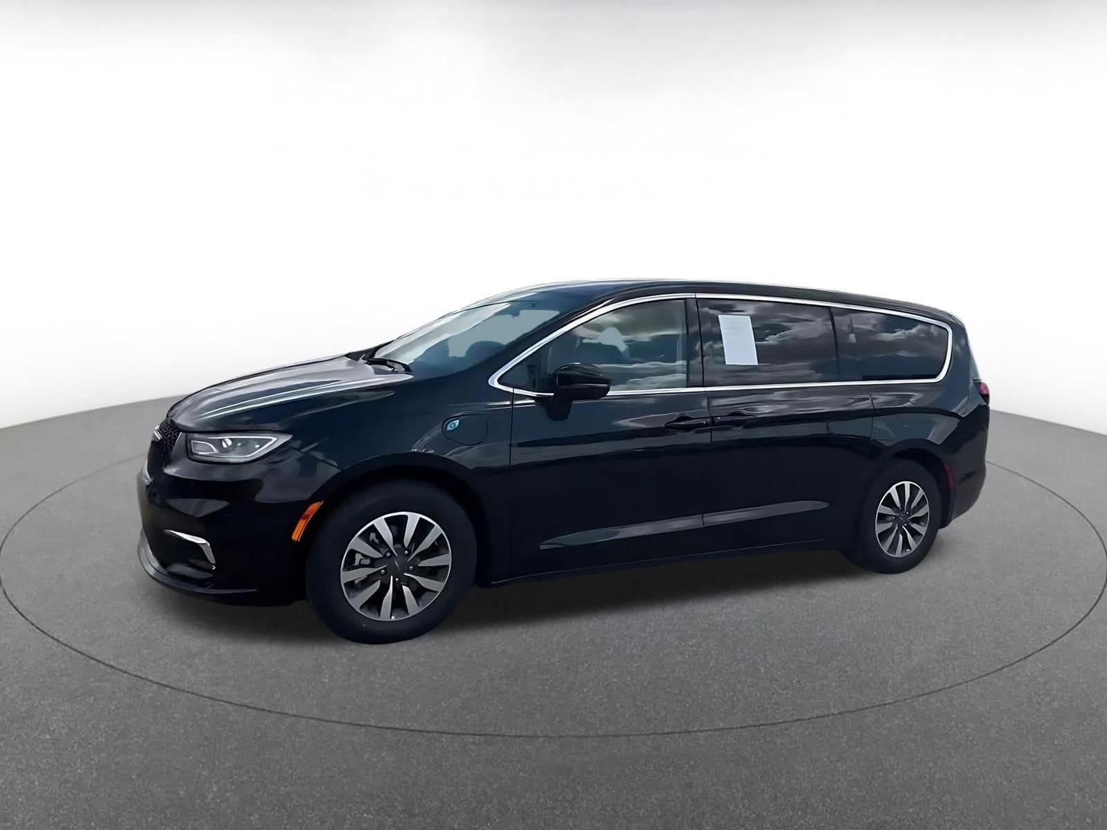 Thumbnail: 2023 Chrysler Pacifica - 8
