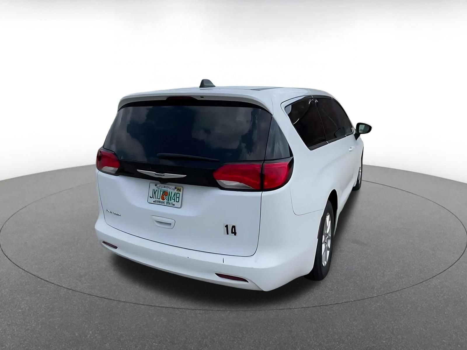 Thumbnail: 2022 Chrysler Voyager - 14