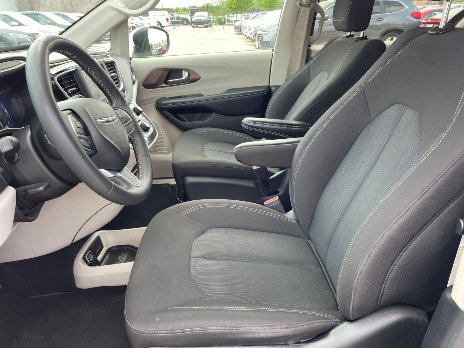 Thumbnail: 2022 Chrysler Voyager - 25