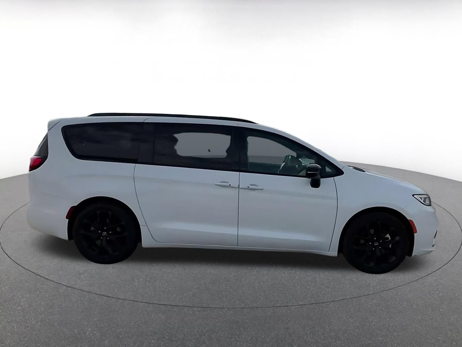 Thumbnail: 2025 Chrysler Pacifica - 15