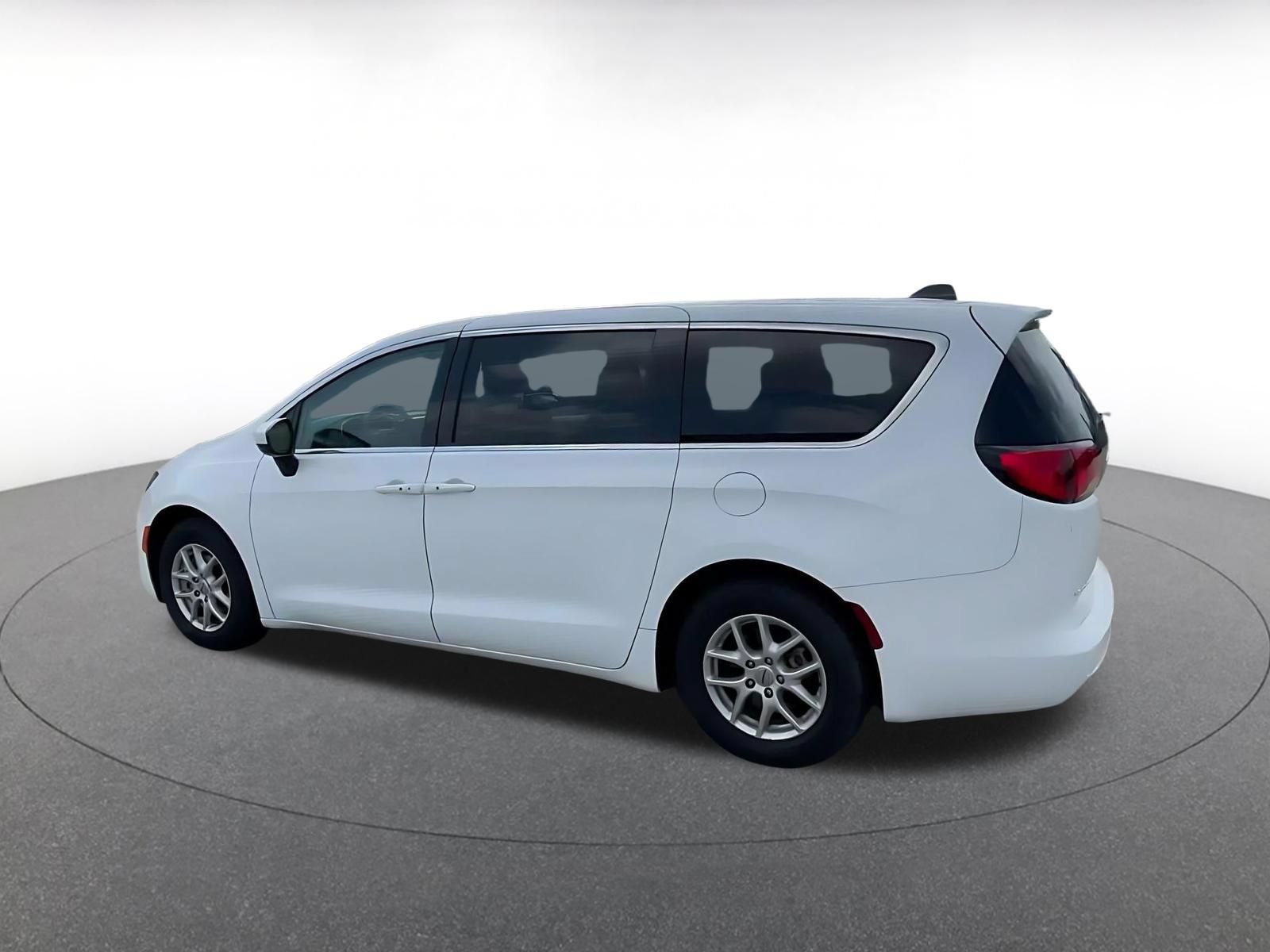 Thumbnail: 2022 Chrysler Voyager - 10