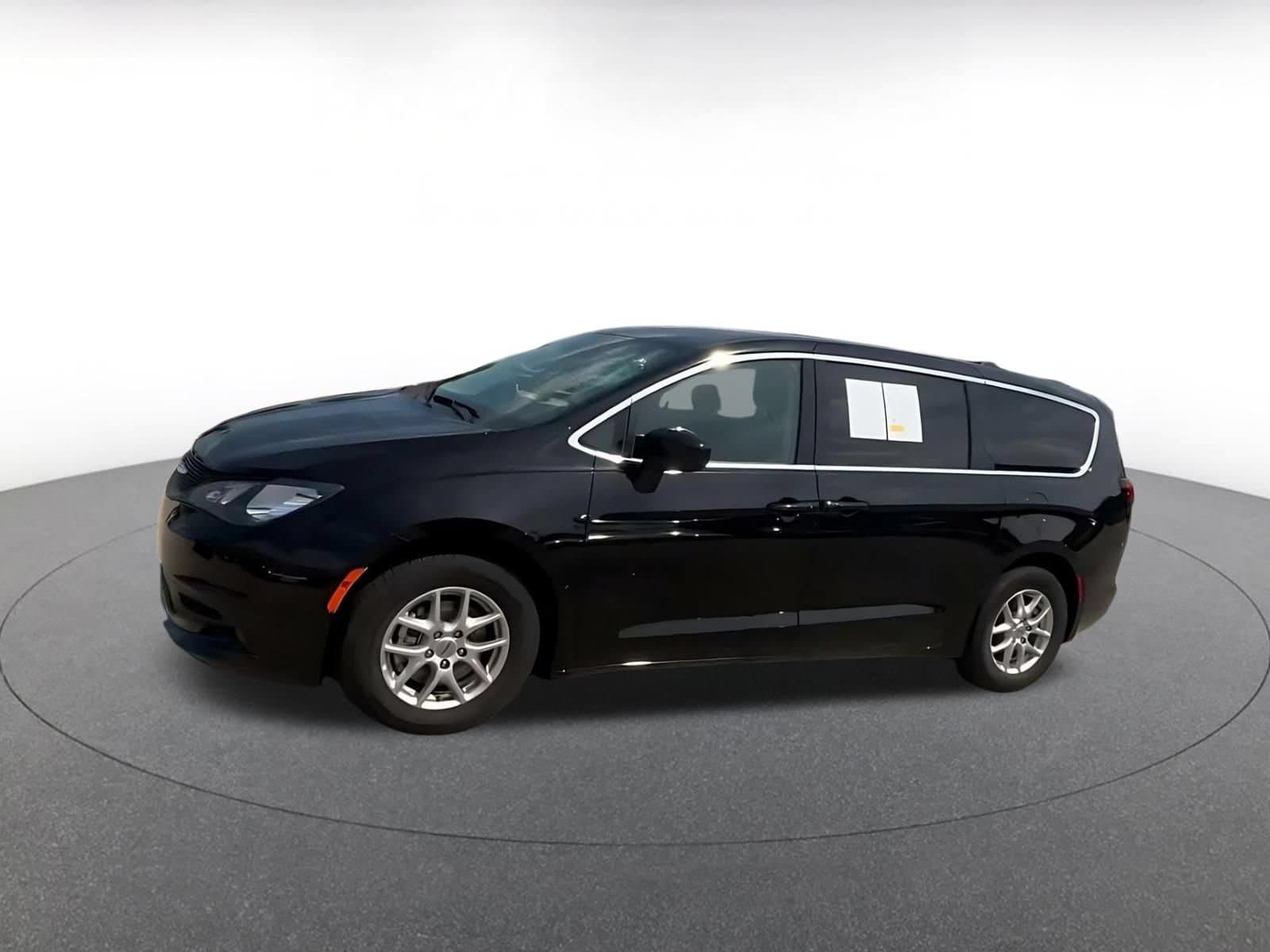 Thumbnail: 2024 Chrysler Voyager - 7