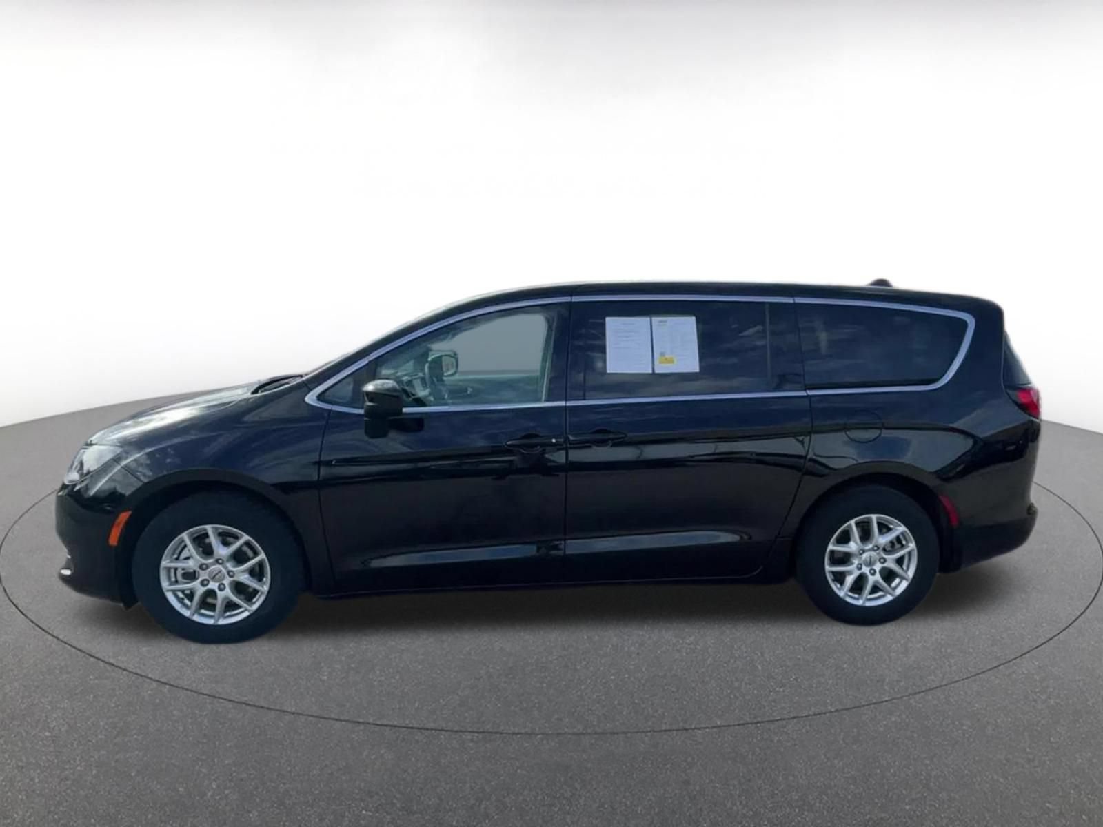 Thumbnail: 2024 Chrysler Voyager - 9