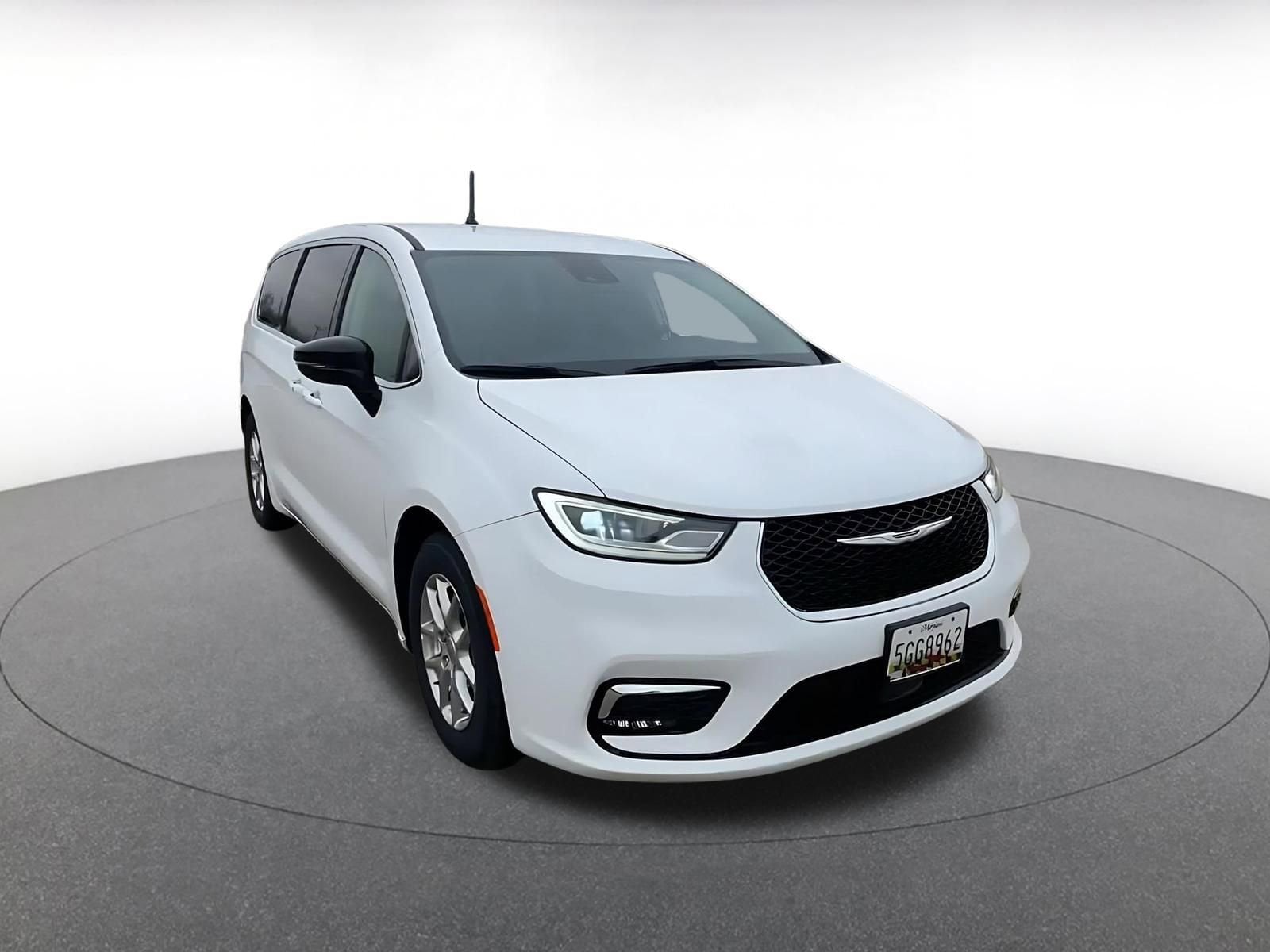 Thumbnail: 2024 Chrysler Pacifica - 3