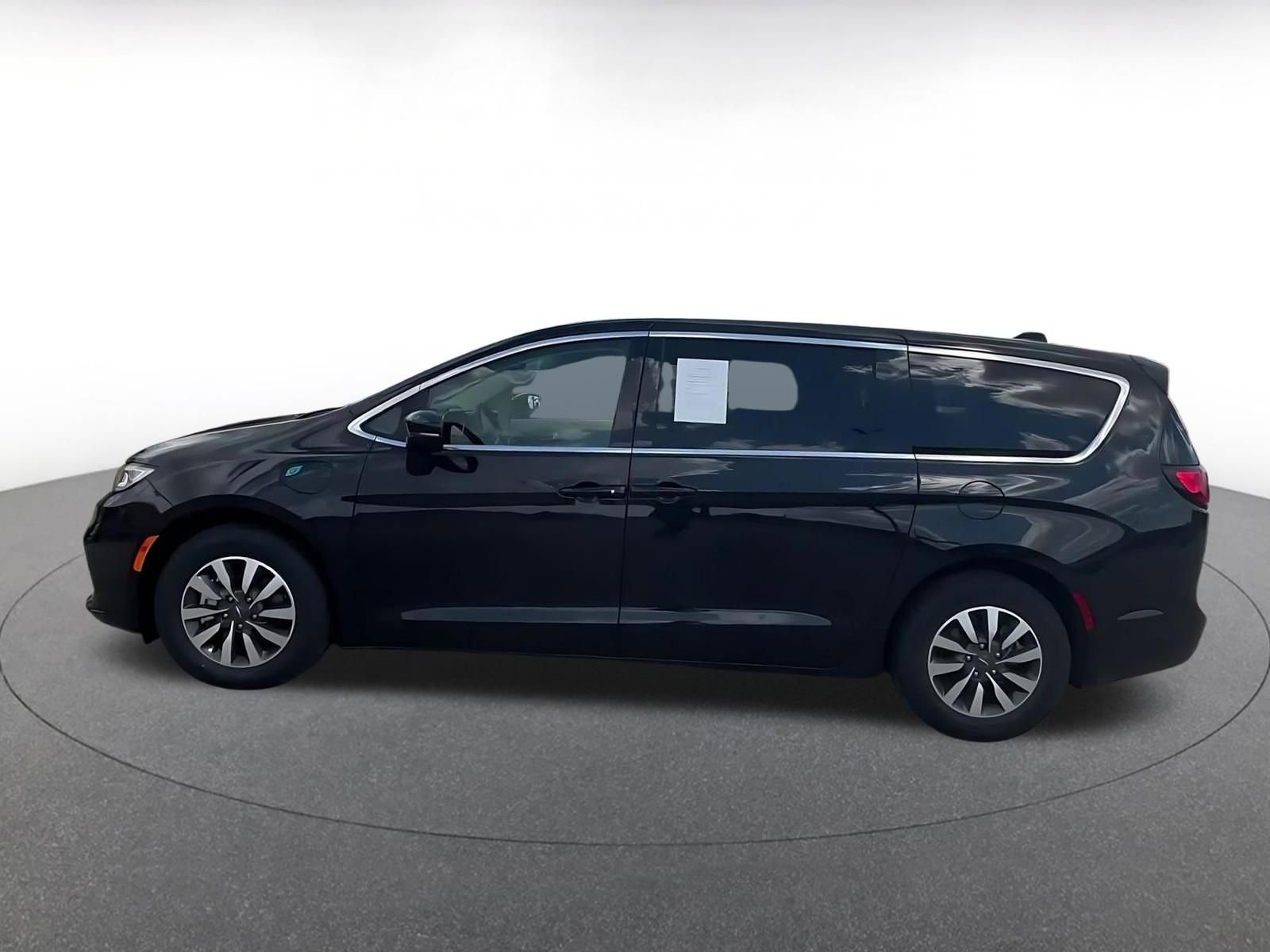 Thumbnail: 2023 Chrysler Pacifica - 9