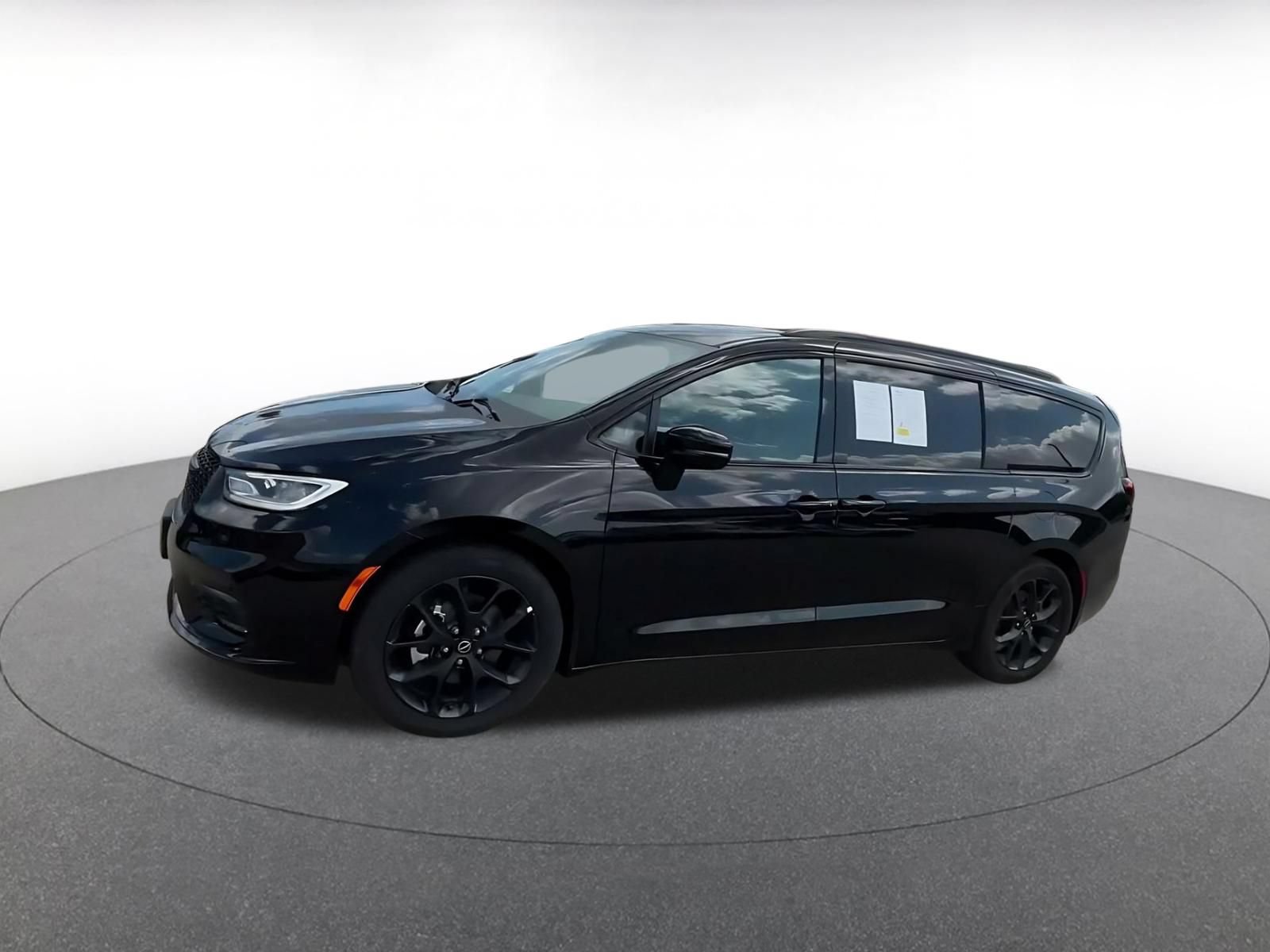 Thumbnail: 2025 Chrysler Pacifica - 8