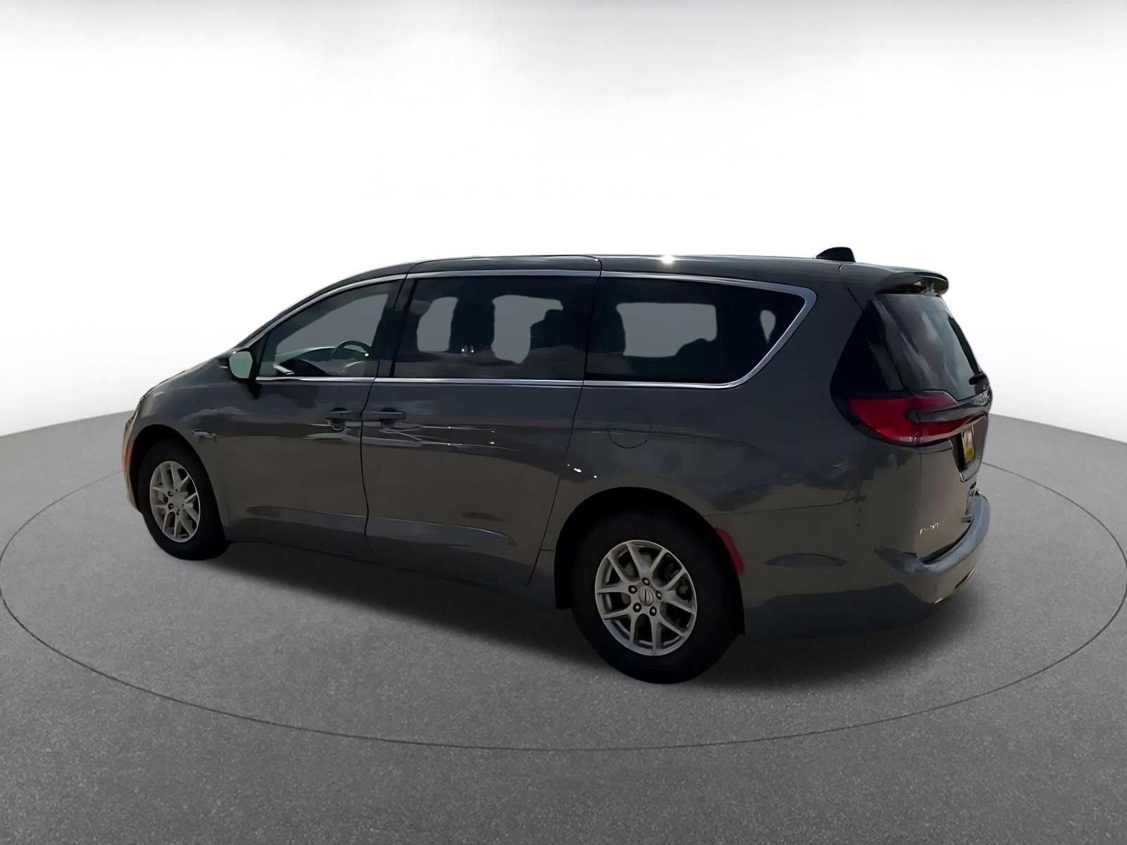 Thumbnail: 2025 Chrysler Pacifica - 8