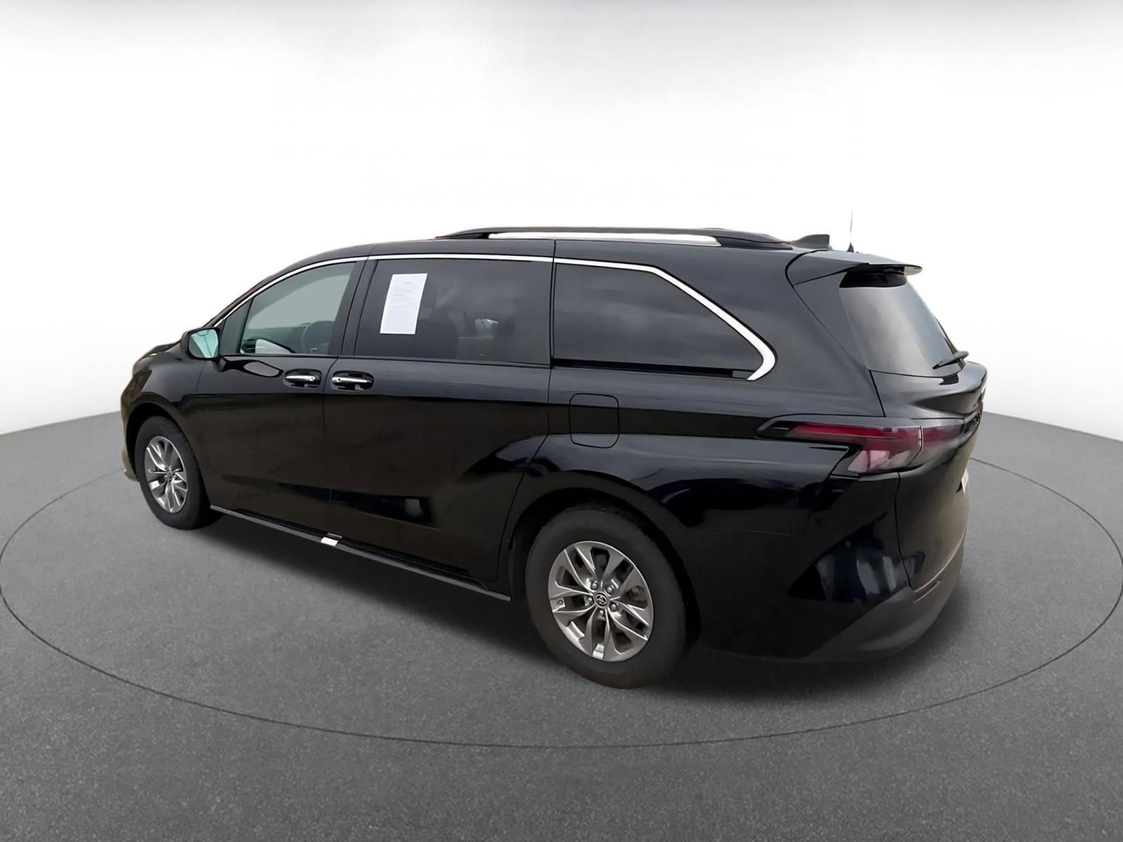 Thumbnail: 2024 Toyota Sienna - 10
