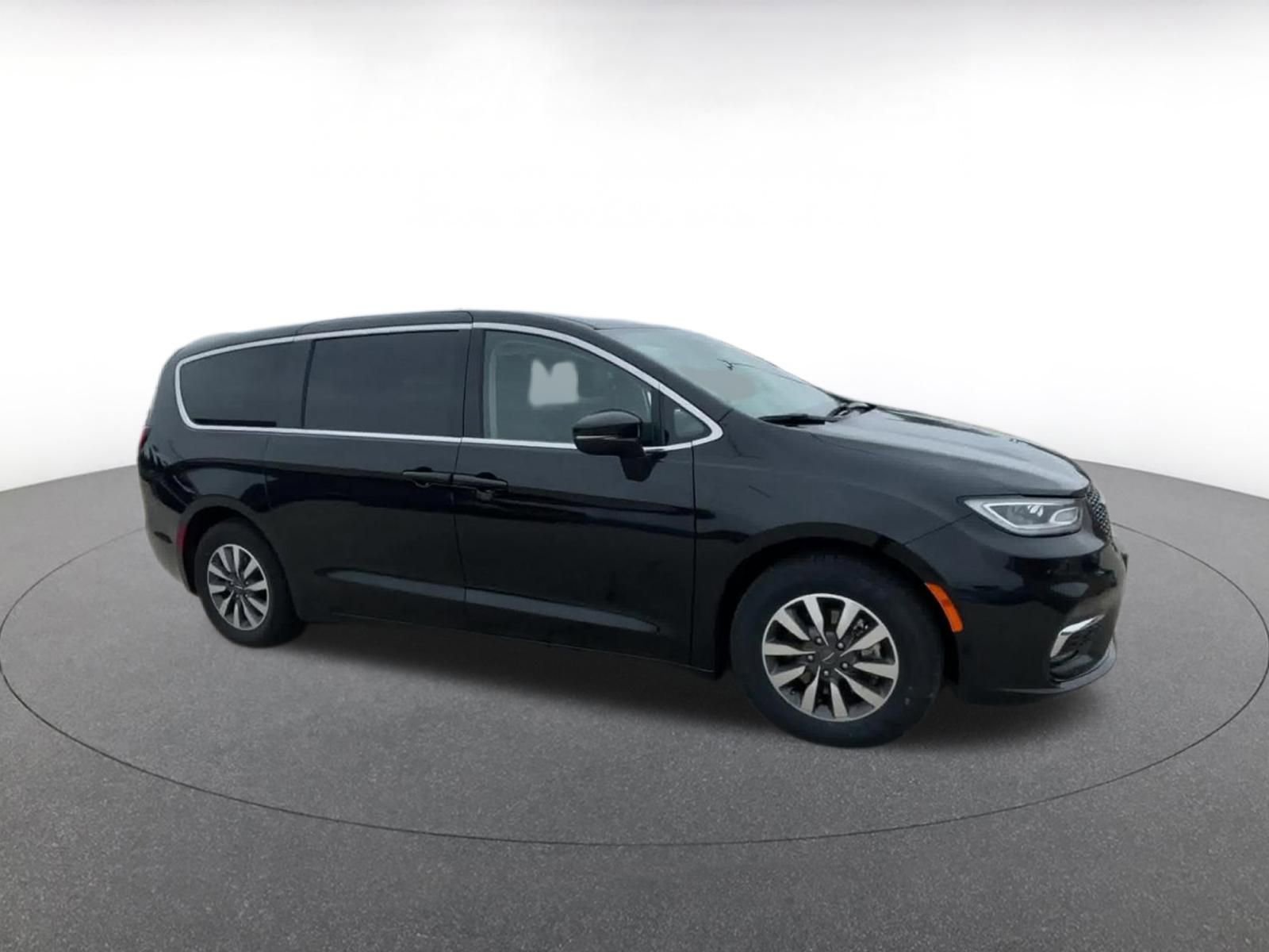 Thumbnail: 2023 Chrysler Pacifica - 2