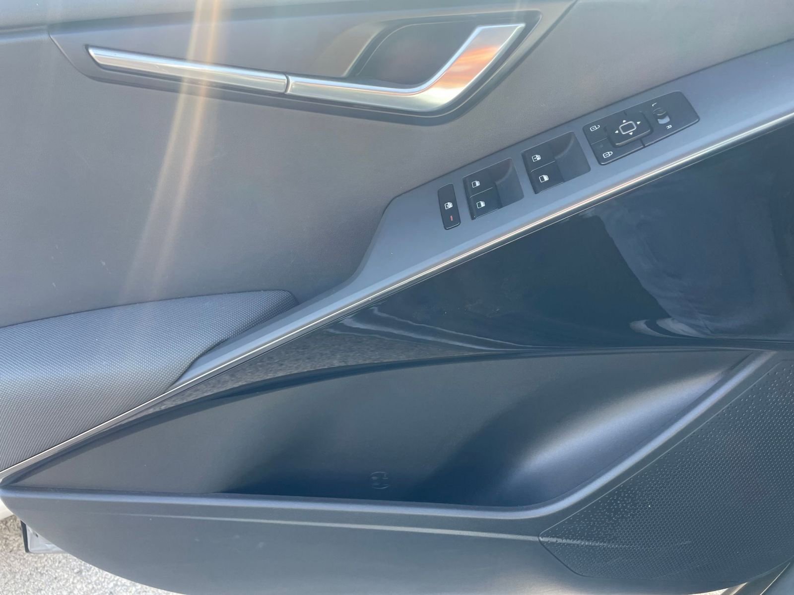 Thumbnail: 2023 Kia Niro - 24