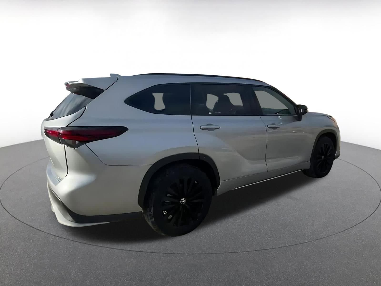 Thumbnail: 2024 Toyota Highlander - 15