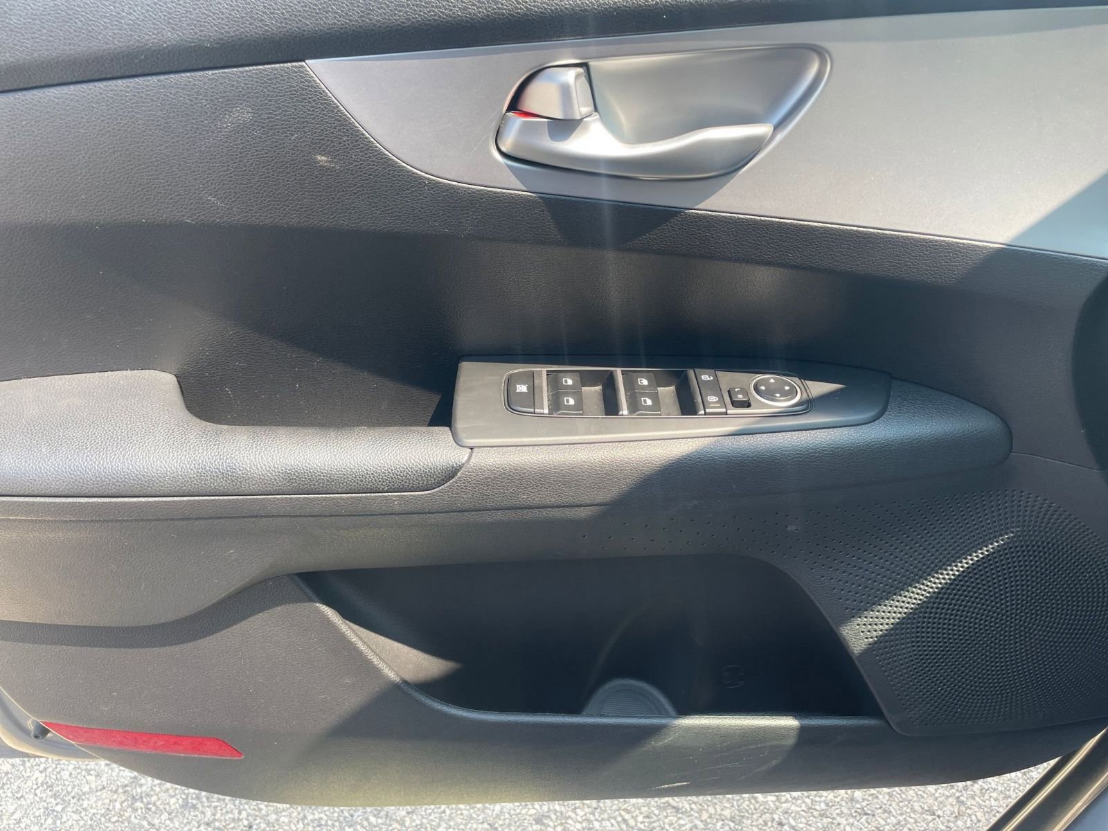 Thumbnail: 2023 Kia Forte - 21