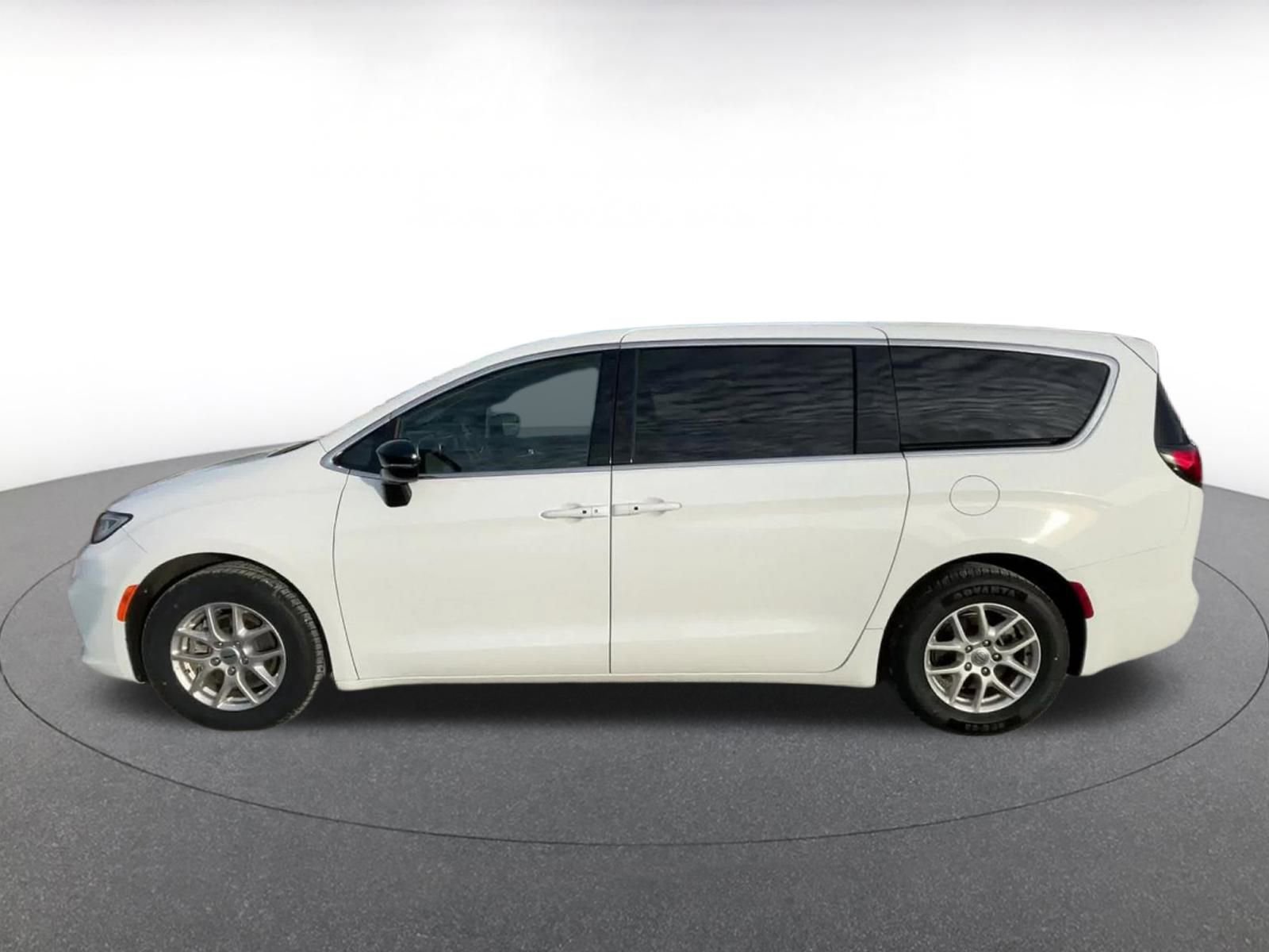 Thumbnail: 2025 Chrysler Pacifica - 9