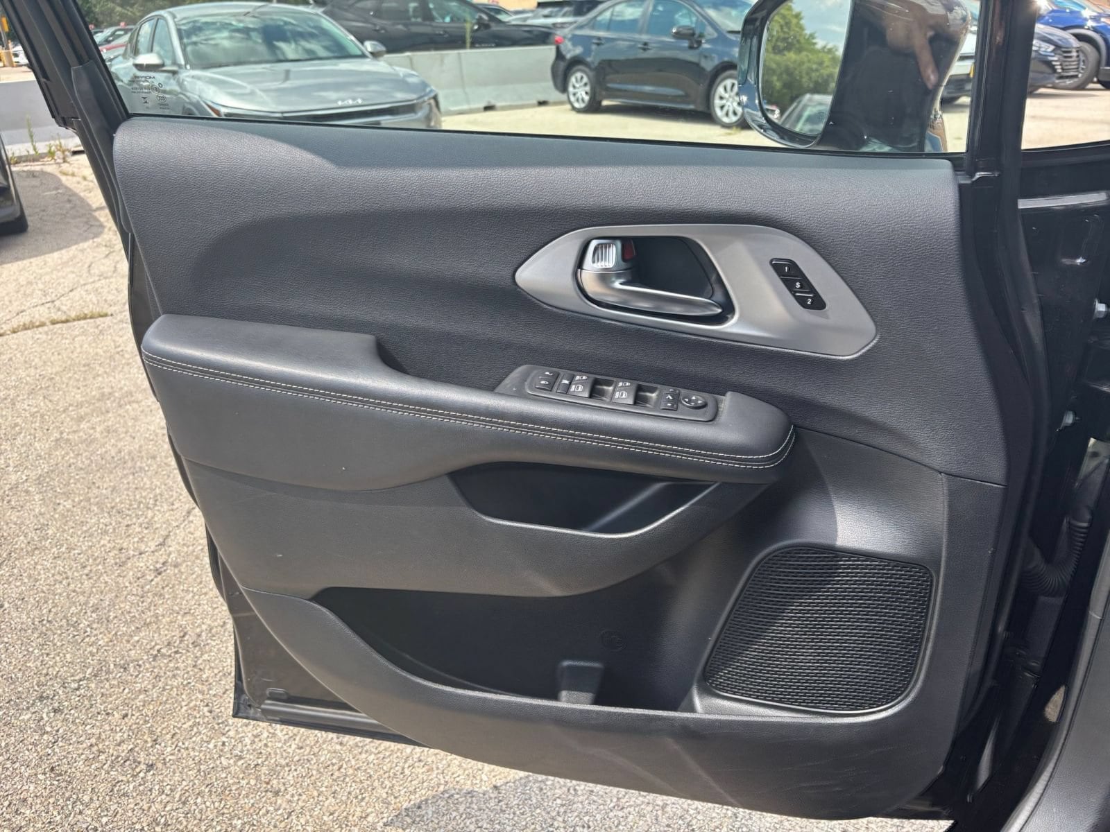 Thumbnail: 2025 Chrysler Pacifica - 18