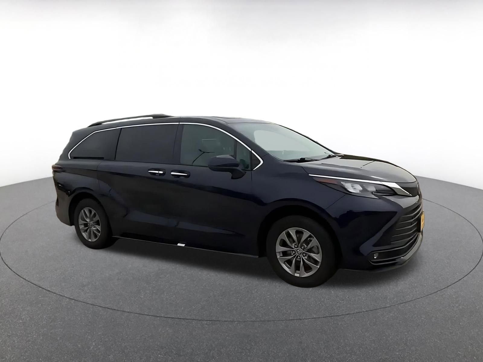 Thumbnail: 2025 Toyota Sienna - 2