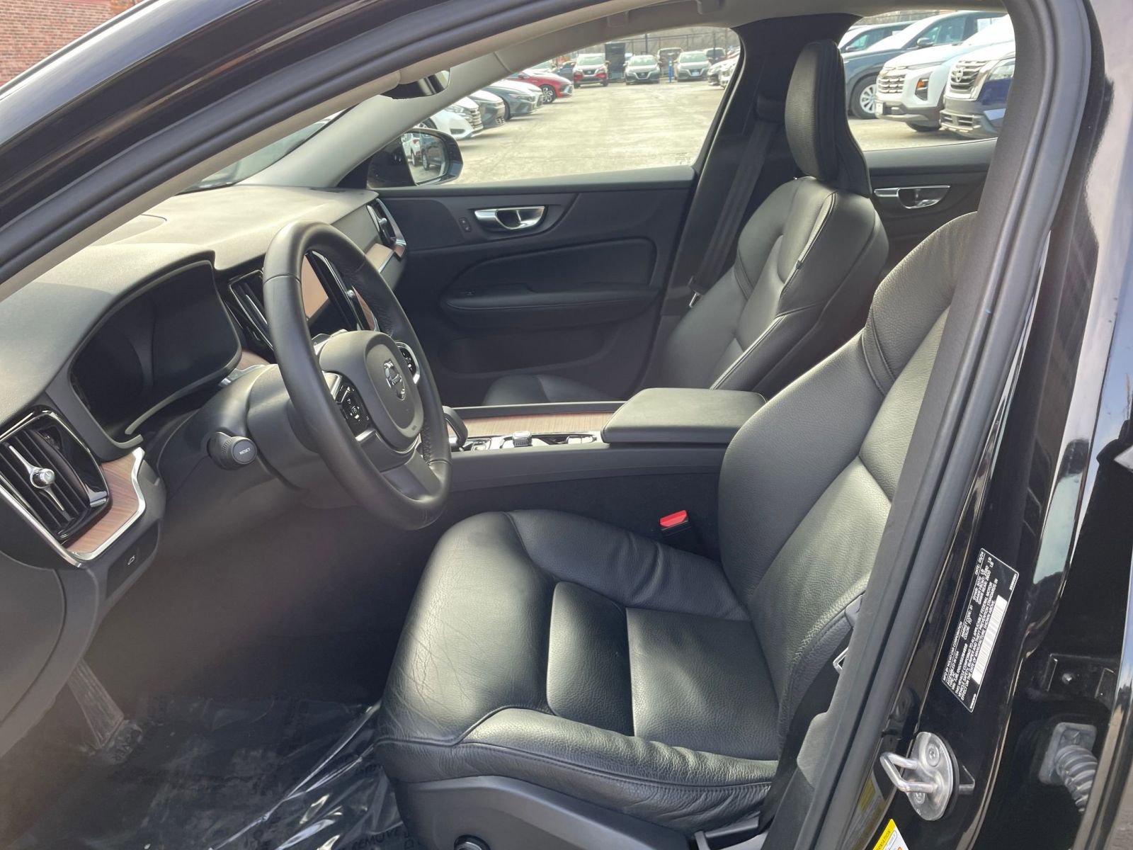 Thumbnail: 2025 Volvo S60 - 25