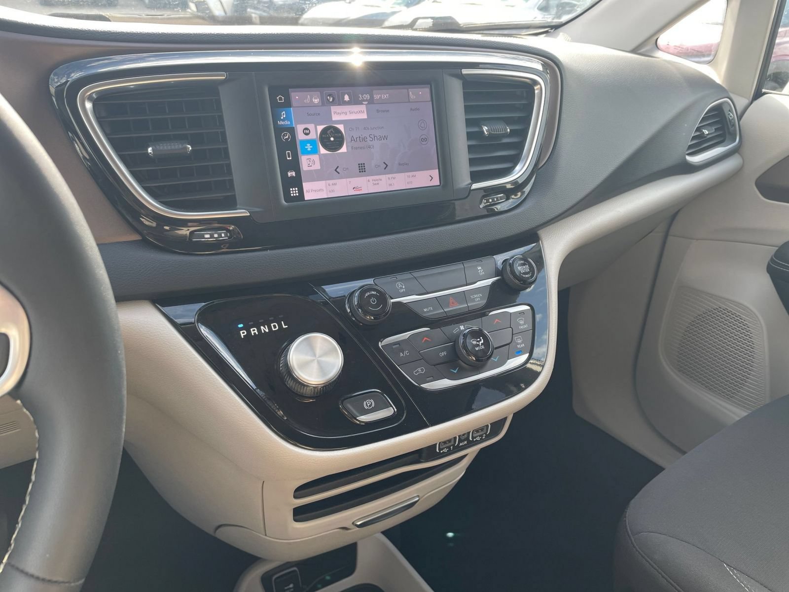 Thumbnail: 2024 Chrysler Voyager - 17
