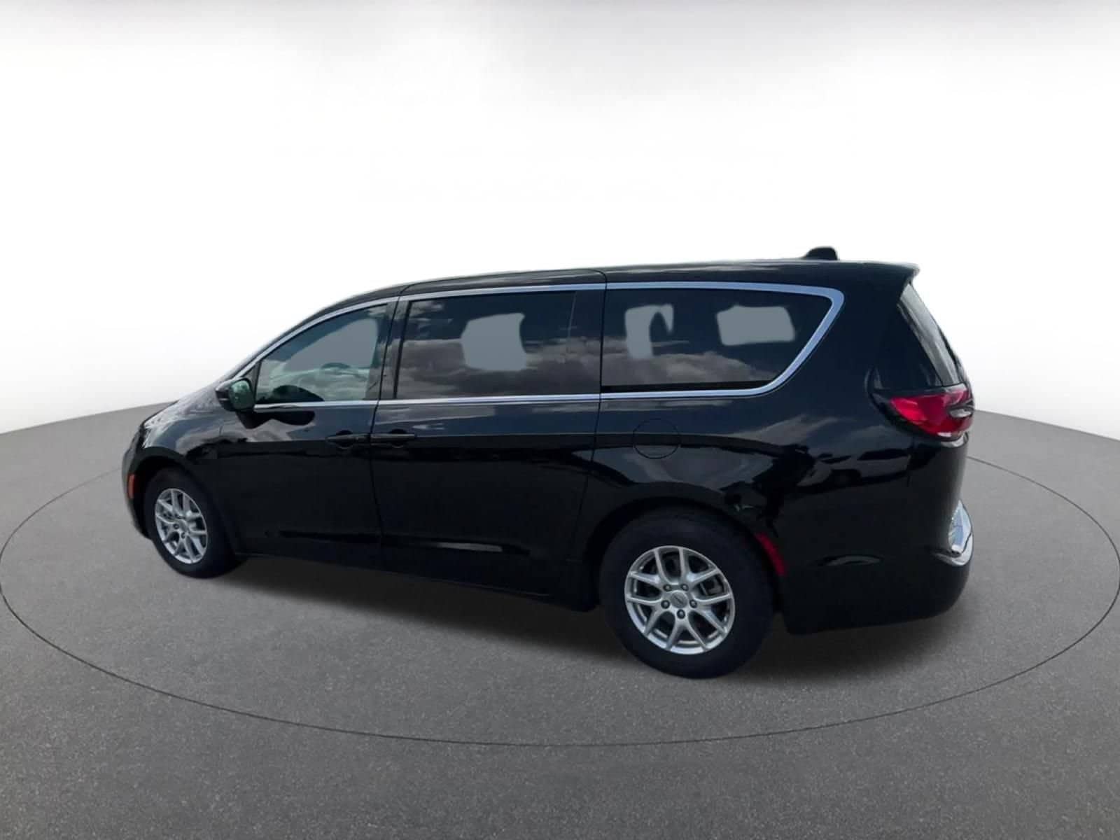 Thumbnail: 2025 Chrysler Pacifica - 8