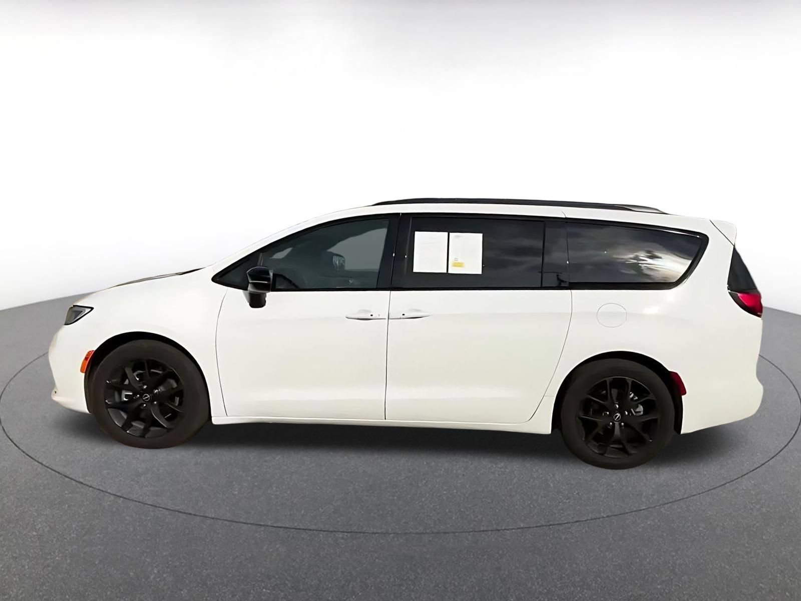 Thumbnail: 2025 Chrysler Pacifica - 8