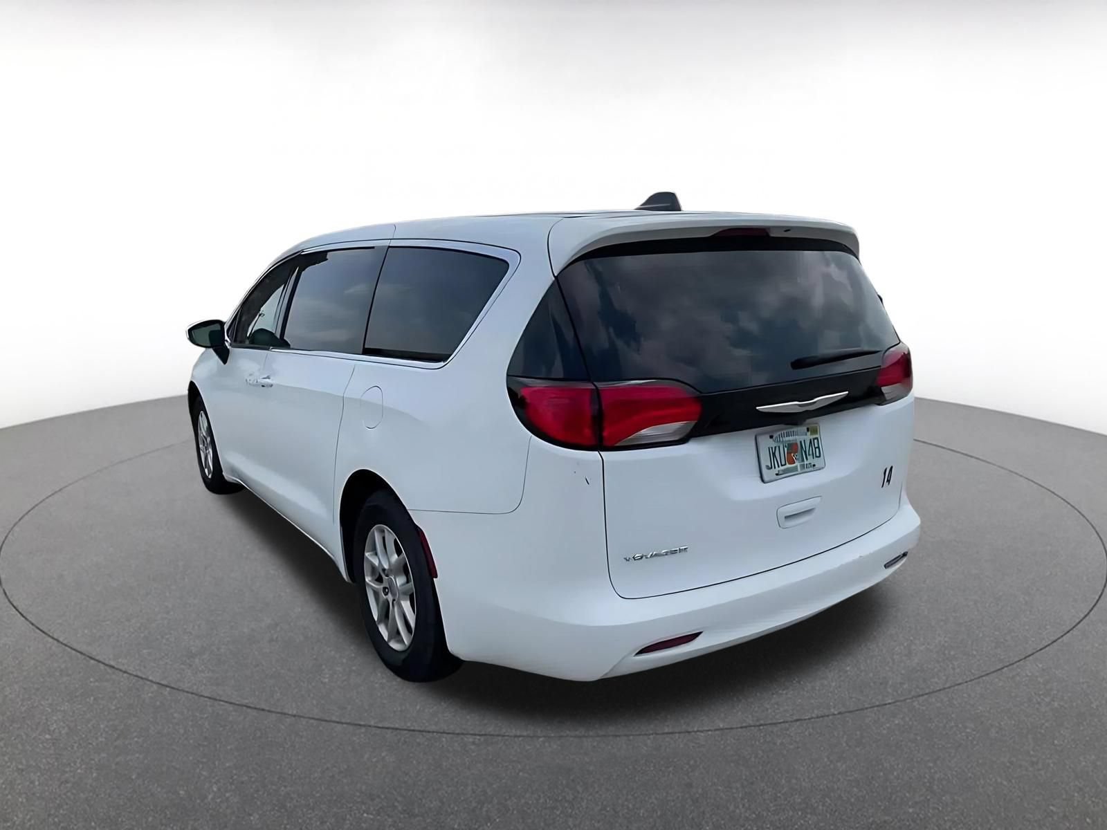 Thumbnail: 2022 Chrysler Voyager - 11