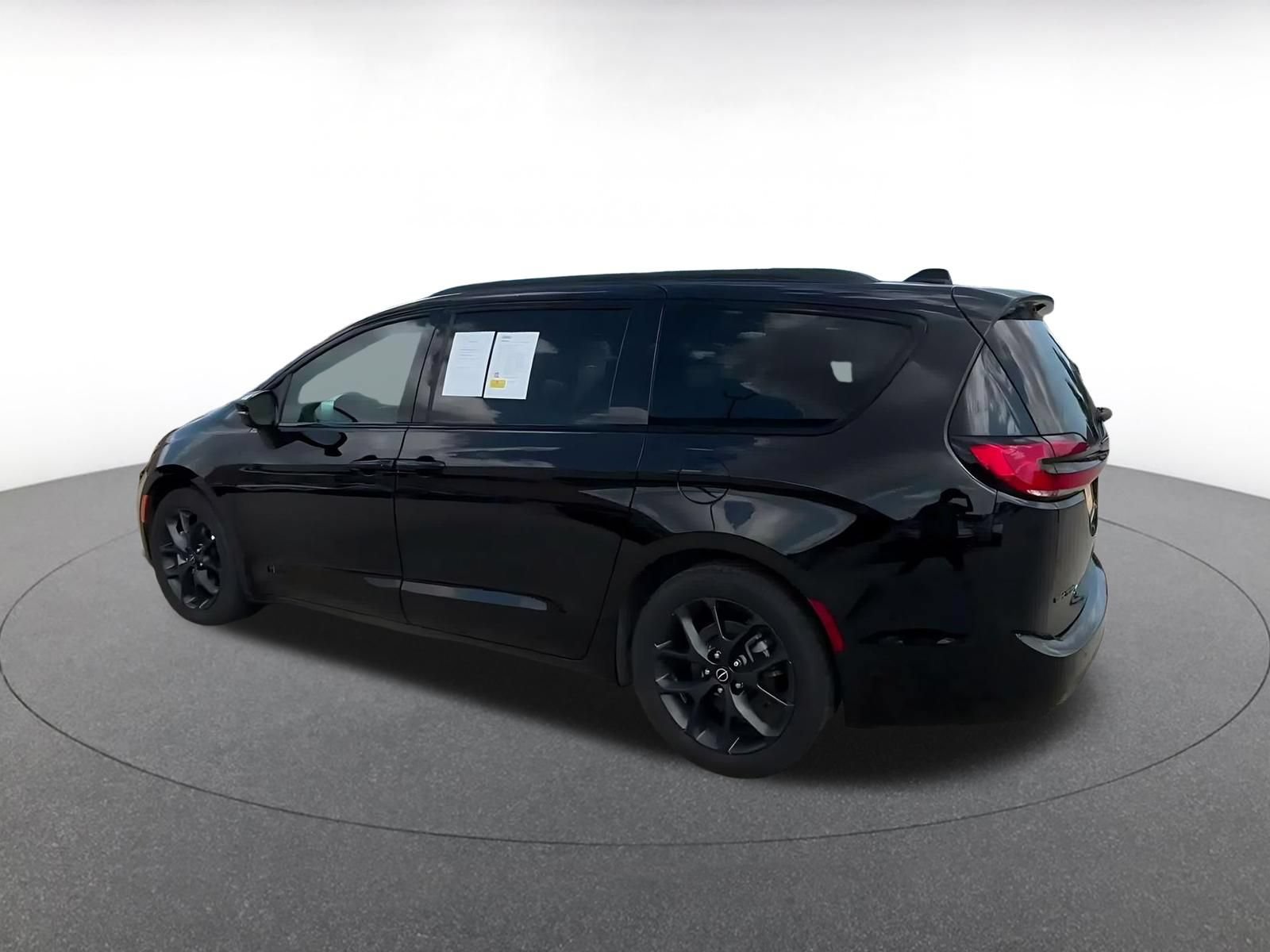 Thumbnail: 2025 Chrysler Pacifica - 10