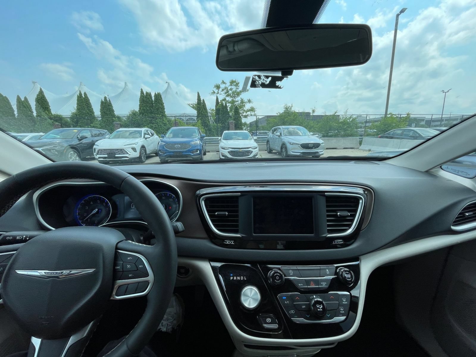 Thumbnail: 2022 Chrysler Voyager - 33
