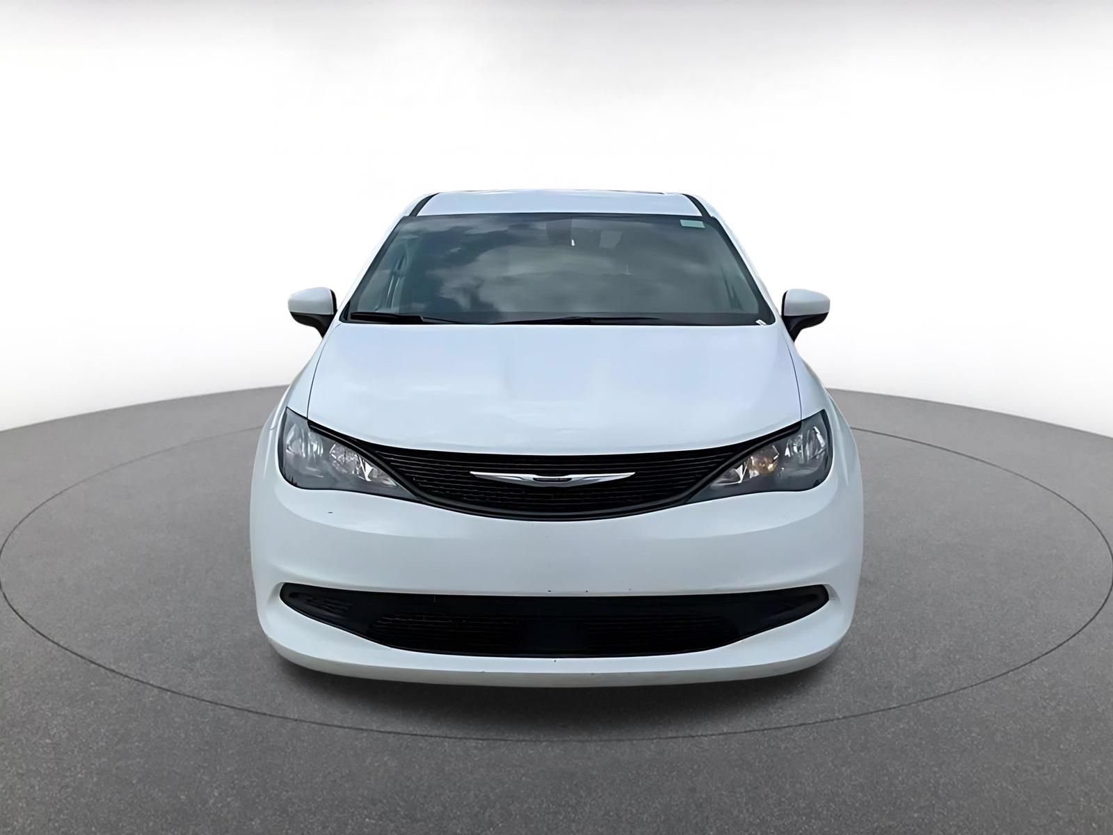 Thumbnail: 2022 Chrysler Voyager - 4