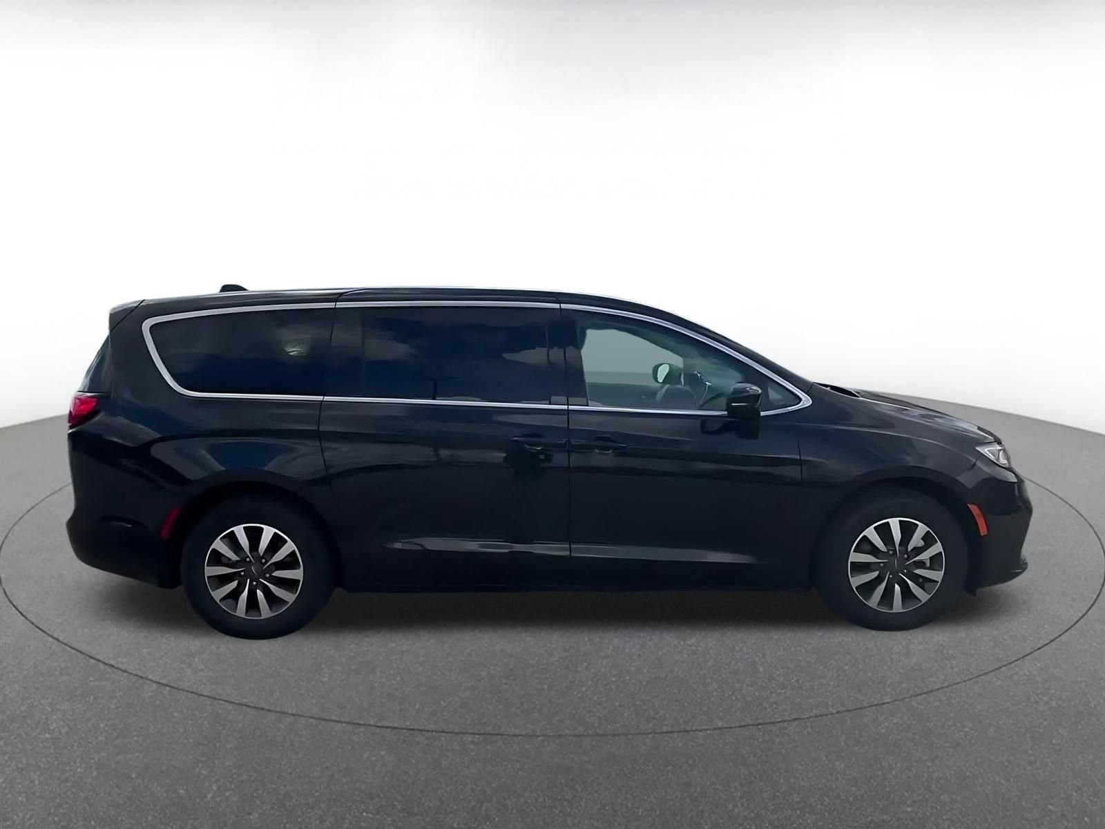Thumbnail: 2023 Chrysler Pacifica - 16