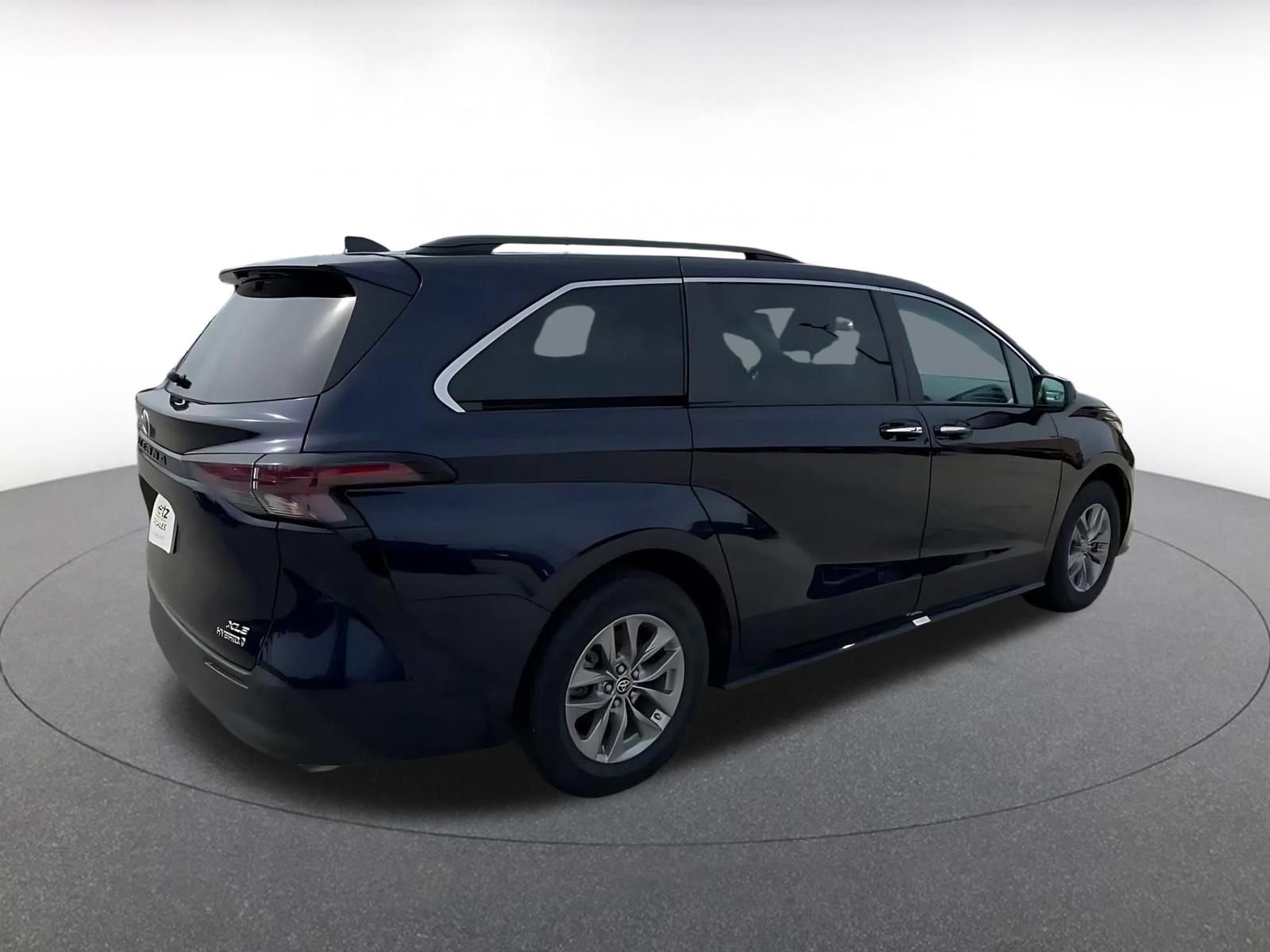 Thumbnail: 2024 Toyota Sienna - 15