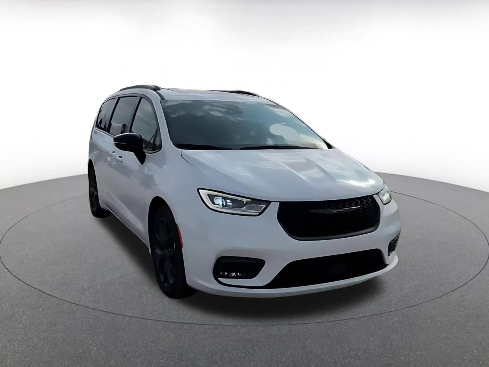 Thumbnail: 2025 Chrysler Pacifica - 3